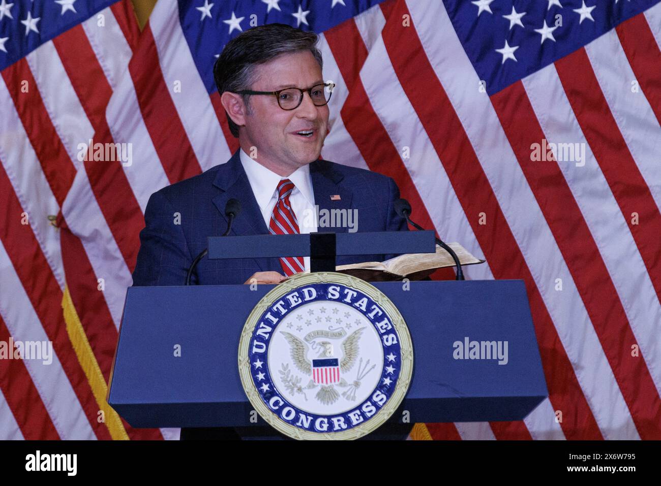 Washington, Usa. Mai 2024. Der Sprecher des US-Repräsentantenhauses Mike Johnson (Republikaner von Louisiana) hält während einer Zeremonie zur Enthüllung einer Graham-Statue am Donnerstag, den 16. Mai 2024 in Washington DC eine Bibel des verstorbenen Reverend Billy Graham im Besitz. Credit: Aaron Schwartz/CNP Credit: Abaca Press/Alamy Live News Stockfoto