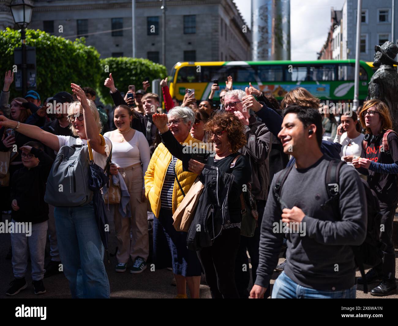 Dubliners versammeln sich um das Dublin Portal, eine Skulptur, die im Stadtzentrum von Dublin installiert wurde und eine Live-Video-Verbindung mit New York City bietet. Stockfoto