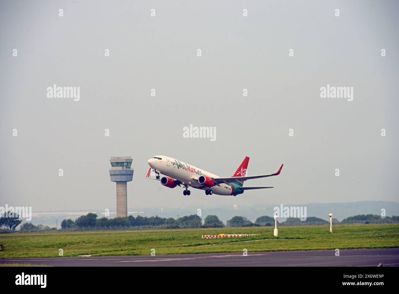 ALBA STAR Airlines Boeing 737-800, EC-MUB, Start von Start- und Landebahn 09 am FLUGHAFEN LIVERPOOL JOHN LENNON, MERSEYSIDE, Richtung TIRANA, Albanien Stockfoto