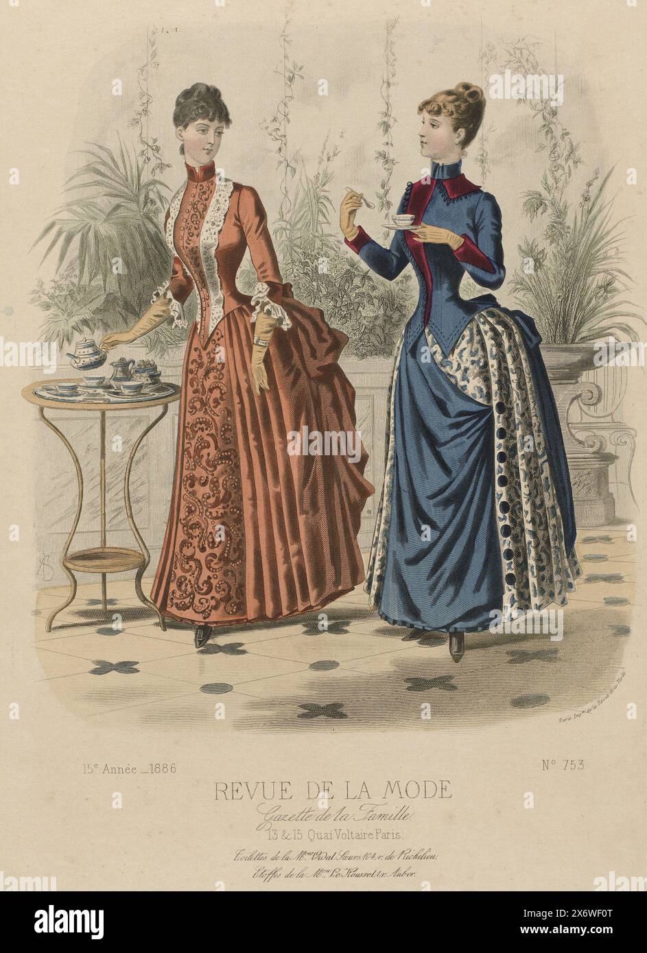 Revue de la Mode, Gazette de la Famille, dimanche 6. Juni 1886, 15e Année, Nr. 753: Toilettes de la M.on Vidal Soeurs (...), zwei Frauen in Kleidern von Maison Vidal. Sie befinden sich in einem Innenraum neben einem Beistelltisch mit Kaffee- und Teeservice. Links: Kleid aus rötlich-braunem Faille, 'Broderies de jais', Samt und Spitze. Tablier und Weste mit Perlenstickerei verziert. Rechts: Kleid aus blauem Stoff, Brokatstoff in blau und weiß und granatrotem Samt. Laut der Überschrift: 'Toiletten' von maison Vidal Soeurs. Unten finden Sie eine Zeile mit Werbetext für verschiedene Produkte. Drucken Sie aus der Mode Stockfoto