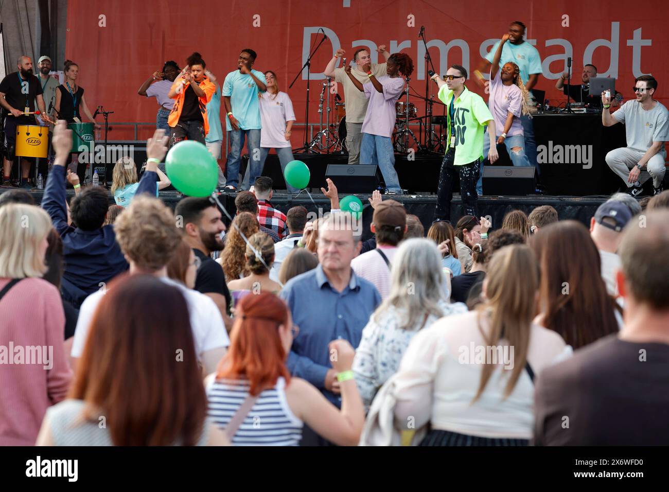 16.05.2024 Schloßgrabenfest 2024 SGF2024 mit Openair Musik Festival vom 16.5. - 19.5,2024. Live Musik auf 3 Bühnen und einem Club-Area. Innenstadtfest Schlossgrabenfest rund um das Residenzschloß KLANGKOLLEKTIV HUETTE auf Sparkassen-Bühne Darmstadt Hessen Deutschland *** 16 05 2024 Schloßgrabenfest 2024 SGF2024 mit Open-Air Musikfestival vom 16 5 19 5 2024 Live-Musik auf 3 Bühnen und einem Clubbereich City Center Festival Schlossgrabenfest rund um das Residenzschloß KLANGKOLLEKTIV HUETTE auf der Sparkassen Bühne Darmstadt Hessen Deutschland Stockfoto