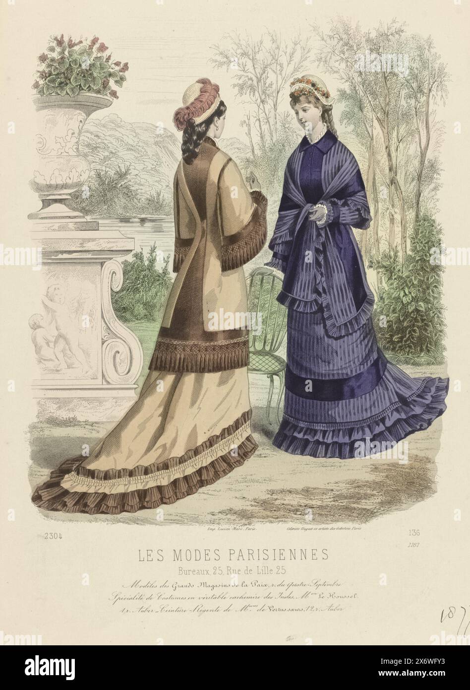 Les Modes Parisiennes, 1877, Nr. 1167: Modèles des Grands Magasins (...), zwei Frauen in der Nähe einer Gartenvase, einem Teich im Hintergrund. Nach der Überschrift: 'modèles' aus den Grands Magasins de la Paix. Im Folgenden finden Sie einige Zeilen mit Werbetexten für verschiedene Produkte. Druck aus der Modezeitschrift Les Modes Parisiennes (1843-1885), nach Entwurf von: E. Cheffer, (auf dem Objekt erwähnt), Druckerei: Anonym, Huguet, (auf dem Objekt erwähnt), Paris, 1877, Papier, Gravur, Höhe ca. 370 mm x Breite ca. 264 mm Stockfoto