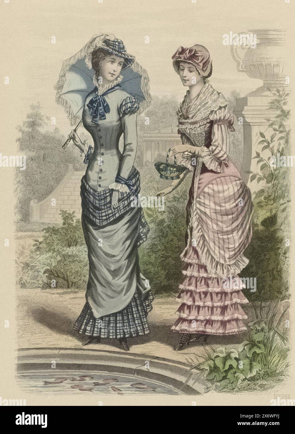 La Saison, Journal illustré des Dames, 1880, Nr. 666, zwei Frauen in einem Garten in der Nähe eines Teichs mit Fischen. Links: Teilweise kariertes Kleid; verziert mit Schleifen an Hals und Bündchen. Zubehör: Karierter Hut mit Federn, Schirm, Handschuhe. Rechts: Teilweise gestreiftes Kleid mit halblangen Ärmeln und spitzem Oberteil. Zubehör: Hut, Halskette mit Anhänger, Halstuch, Blumenkorage, Korb, lange Handschuhe. Der Druck stammt wahrscheinlich aus der Modezeitschrift La Saison (1867-1902)., Druckerei: Anonym, 1880, Papier, Gravur, Höhe ca. 364 mm x Breite ca. 259 mm Stockfoto