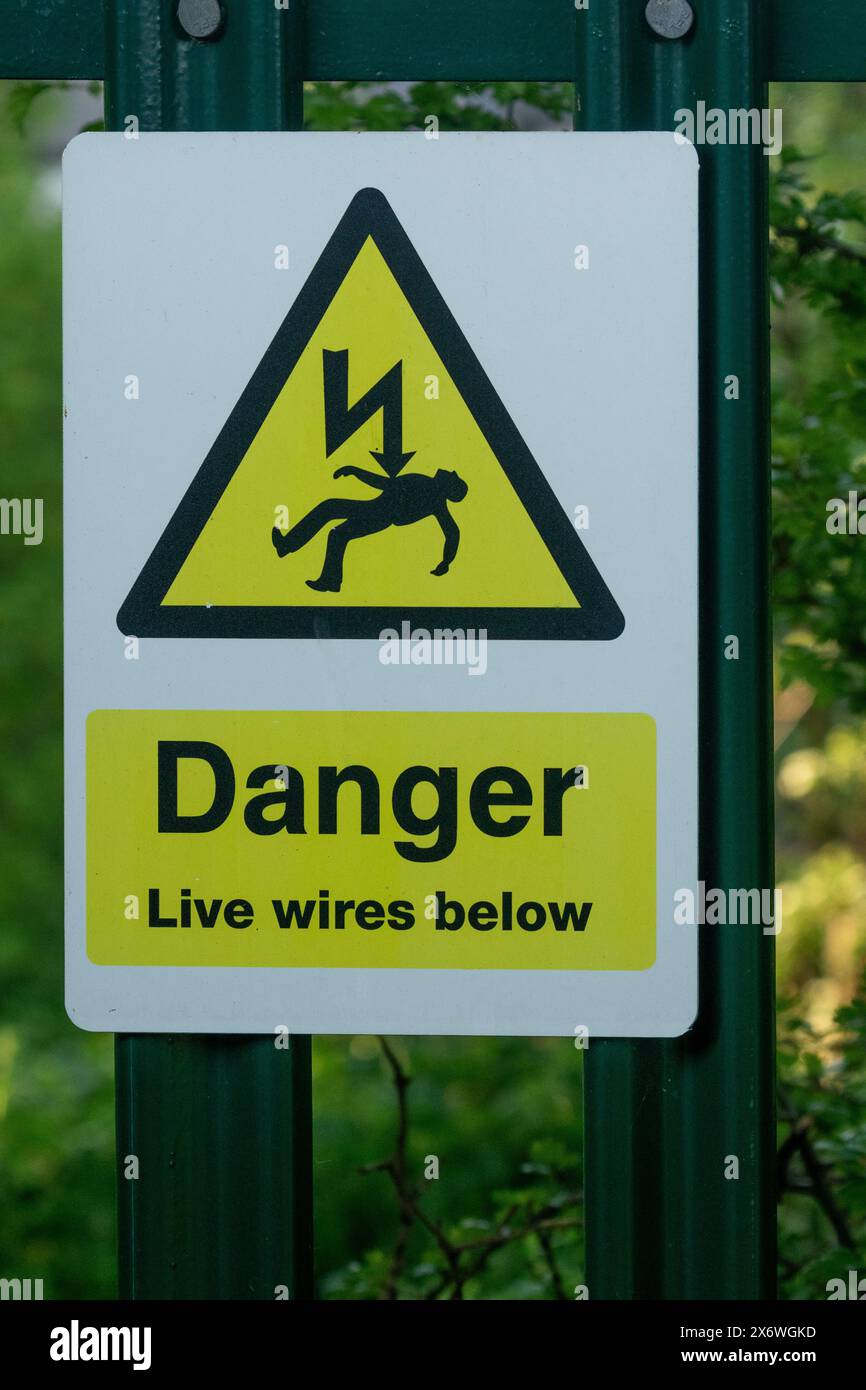 Warnung Gefahr von Stromschlägen Symbol Sicherheitsschild an einem Zaun. Warnung vor der Gefahr eines elektrischen Schlags durch stromführende Kabel. Stockfoto Warnung Gefahr von Stromschlägen Symbol Sicherheitsschild an einem Zaun. Warnung vor der Gefahr eines elektrischen Schlags durch stromführende Kabel. Stockfoto
