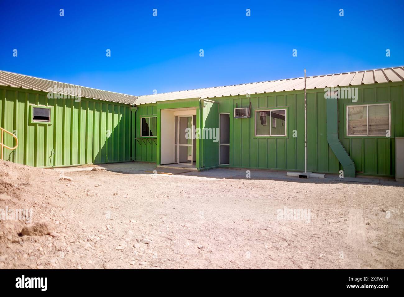 Grüne Container-Module wurden zu Büros in einer Mine kombiniert Stockfoto