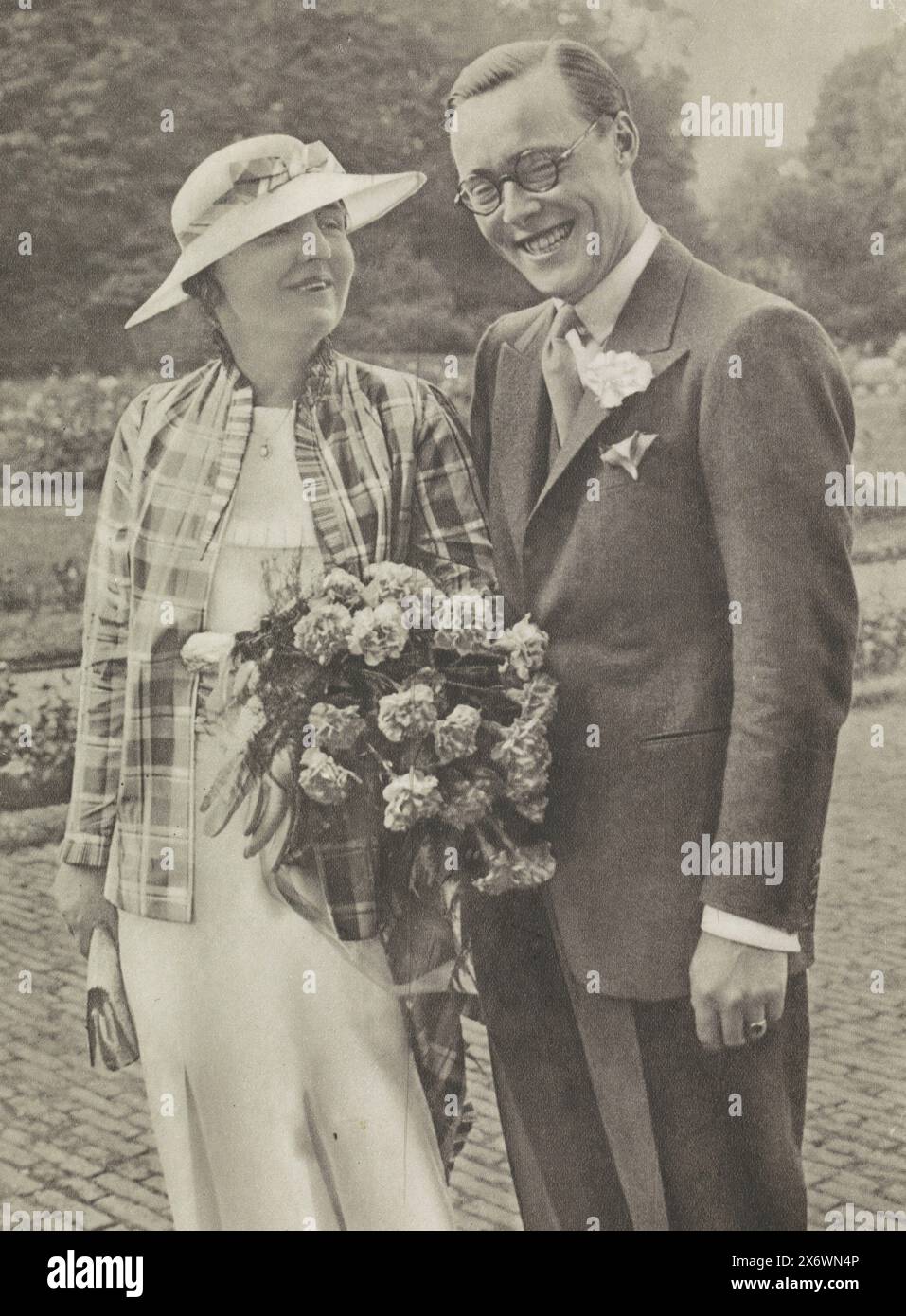 Porträt von Juliana, Königin der Niederlande, und Bernhard van Lippe-Biesterfeld, Porträt von Juliana und Bernhard im Garten des Noordeinde-Palastes in den Haag. Hergestellt anlässlich der Verlobung von Juliana und Bernhard am 8. September 1936., fotomechanischer Druck, Joseph Sleding, anonym, Niederlande, 1936, Papier, Kollotyp, Höhe, 240 mm x Breite, 180 mm Stockfoto