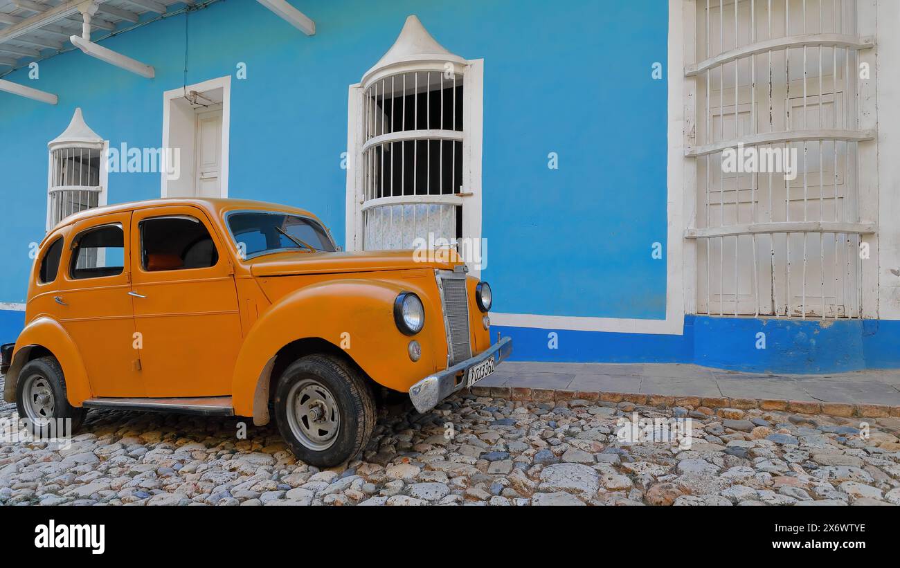 282 Carrot-orange Almendron-Auto - Ford Classic von 1952 - neben einem Kolonialhaus in der Calle Desengano Street, Plaza Mayor Square. Trinidad-Kuba. Stockfoto