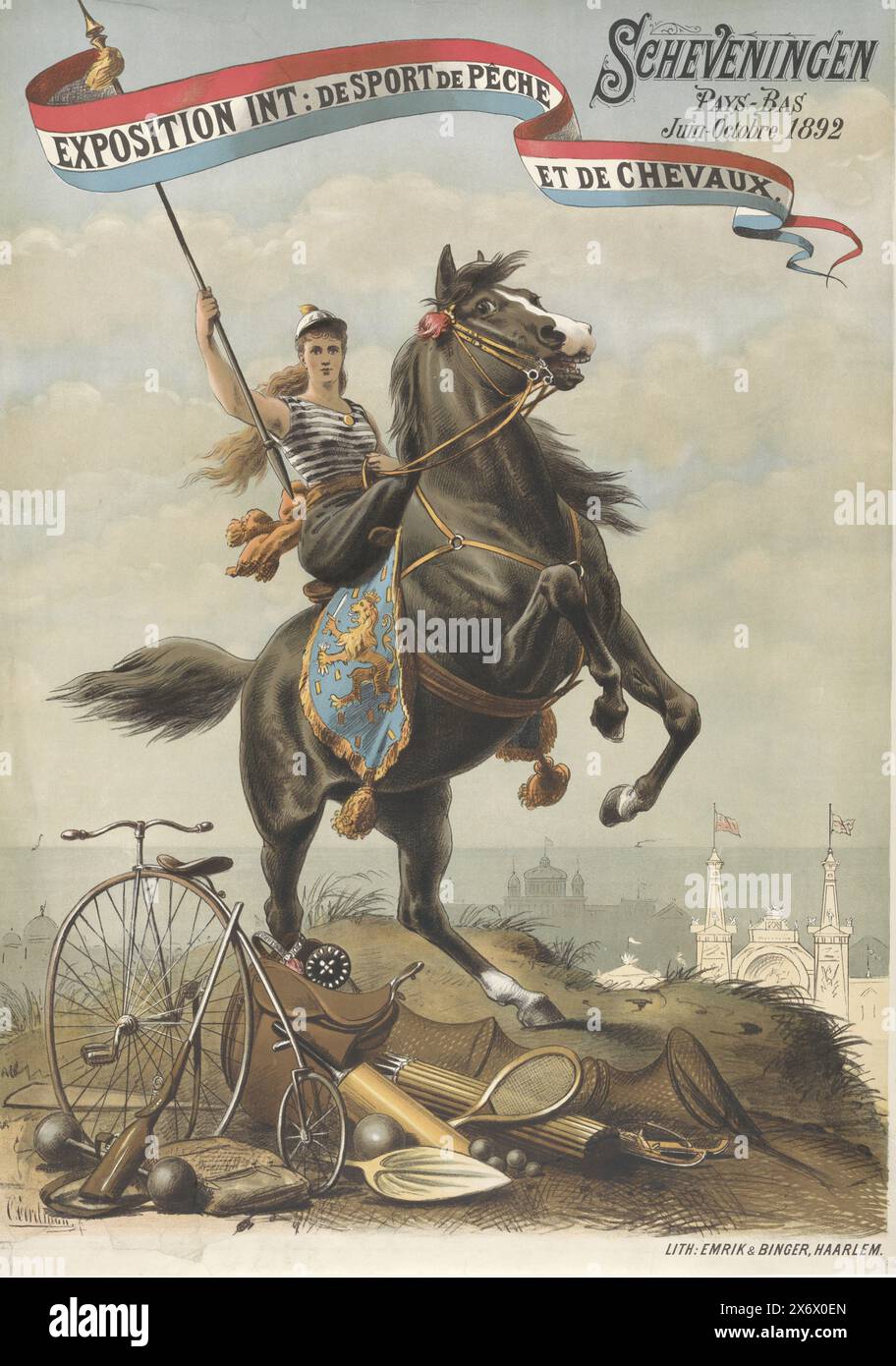 Ausstellung Int: De Sport de Pêche et de Chevaux, Scheveningen Pays-Bas Juin-Octobre 1892 (Titel zum Objekt), Poster der Internationalen Sport-, Fischerei- und Pferdeausstellung in Scheveningen Juni-Oktober 1892. Die niederländische Jungfrau saß mit einem Banner auf einem aufziehenden Pferd. Im Vordergrund stehen Attribute des Reitsports und anderer Sportarten, ein Fahrrad und eine Aalfalle. Im Hintergrund das Kurhaus und rechts das Ausstellungsgebäude auf dem damaligen Gevers Deynootplein., Druck, Druckerei: Otto Eerelman, (auf Objekt erwähnt), Drucker: Emrik & Binger, (auf Objekt erwähnt), Druckerei: Niederlande, Drucker Stockfoto