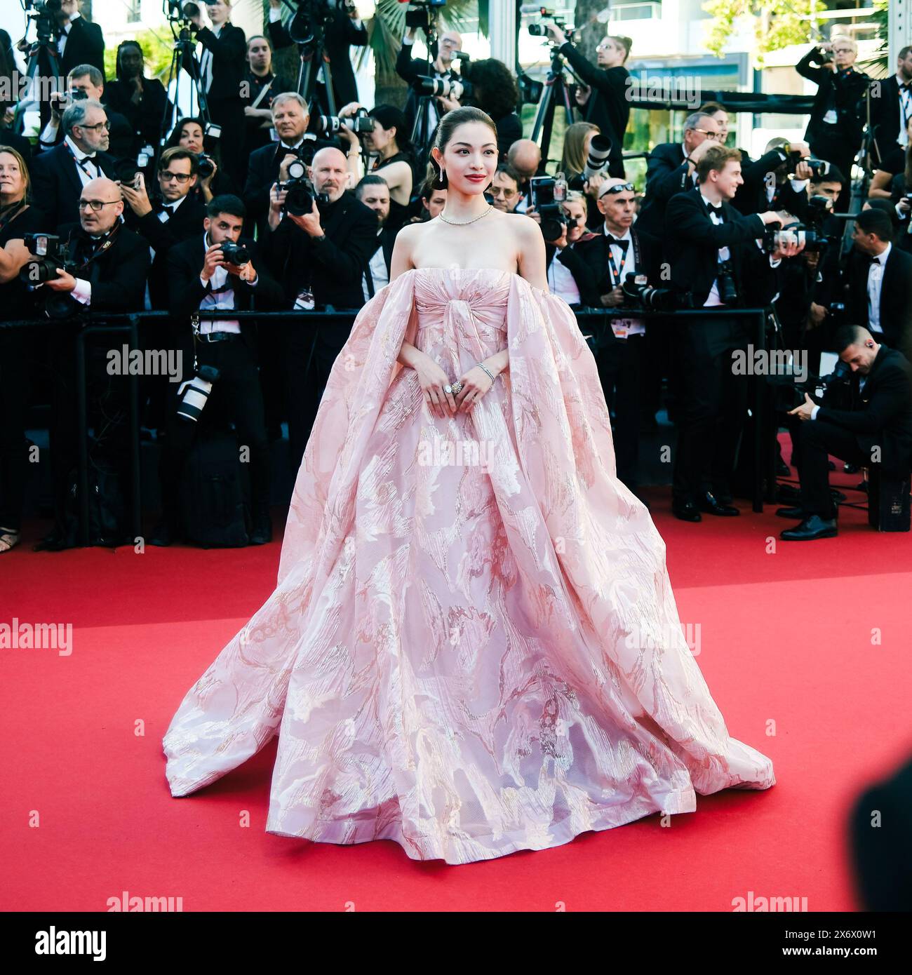 Cannes, Frankreich. Mai 2024. Elaine Zhong Chuxi fotografierte auf dem Roten Teppich für die Weltpremiere von Francis Ford Coppolas Megalopolis während des 77. Festivals de Cannes. Foto von Julie Edwards./Alamy Live News Stockfoto