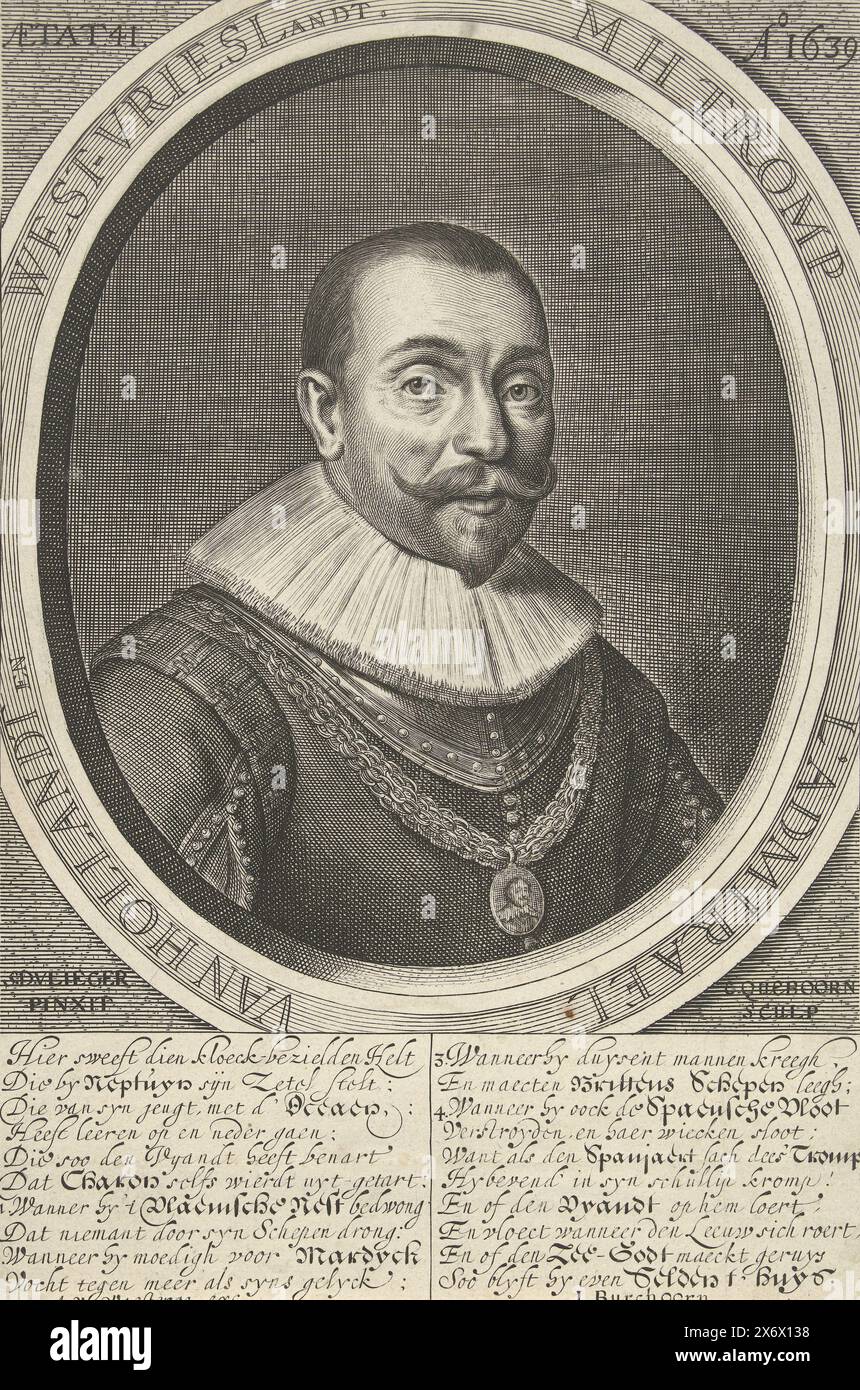 Porträt von Maarten Tromp, Porträt von Admiral Maarten Harpertszoon Tromp im Alter von 41 Jahren mit einem Medaillon um den Hals. Am Rand ein episches Gedicht über Tromp., Druck, Druckerei: Crispijn van den Queborn, (erwähnt auf Objekt), nach Malerei von: Simon de Vlieger, (erwähnt auf Objekt), Verlag: Abraham van Waesberge (I), (erwähnt auf Objekt), Druckerei: Den Haag, Verlag: Amsterdam, 1639, Papier, Gravur, Höhe, 257 mm x Breite, 172 mm Stockfoto
