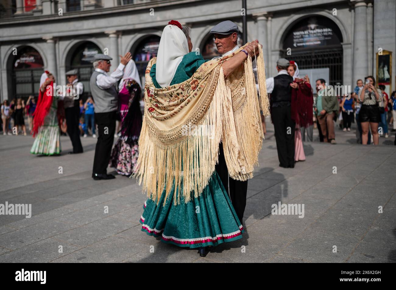 Reife Tänzer tanzen die traditionelle Chotis während der San Isidro Festivitäten in Madrid, Spanien Stockfoto