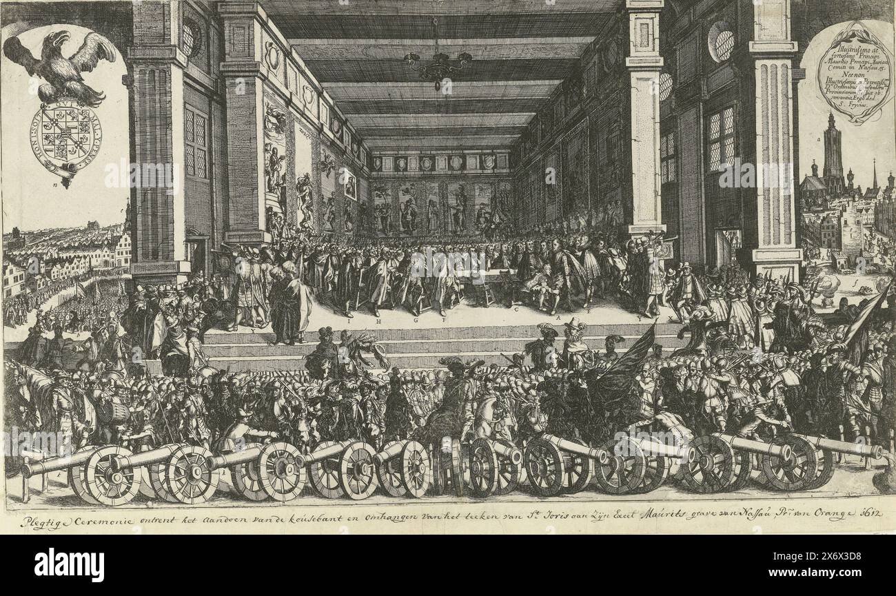 Die Einsetzung von Maurits mit dem Orden des Strumpfes, 1613, feierliche Zeremonie zum Anziehen des Strumpfes und zum Aufhängen des Schildes des Heiligen Georg an seinem Excel Maurits Grab von Nassau, PR: van Orange 1612 (Titel zum Objekt), de investiture of Maurits with the Order of the Garter, 4. Februar 1613. Maurits wird in Anwesenheit des englischen Botschafters Johan van Oldenbarnevelt, der Generalstaatsmitglieder und vieler anderer Gäste von einem Herald in der großen Halle des Binnenhof in den Haag getragen. Im Vordergrund draußen eine große Menge Soldaten und elf Geschütze. Teile von Stockfoto