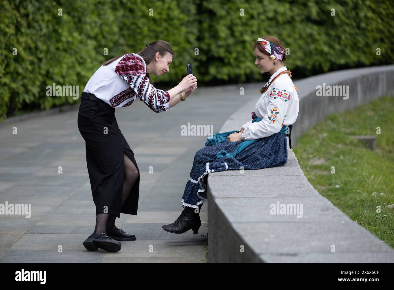 Mädchen in Vyshyvankas (eine slawische traditionelle Kleidung, die Elemente der ukrainischen ethnischen Stickerei enthält), die anlässlich des Vyshyvanka-Tages in Kiew fotografiert wurden. Stockfoto