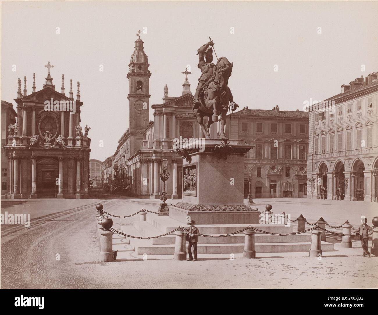 Blick auf die Piazza San Carlo mit Reiterstatue von Emanuele Filiberto in Turin, Italien, Piazza S. Carlo - Monumento a Emanuele Filiberto (Titel auf Objekt), Turin (Titel auf Objekt), Foto, Giacomo Brogi, (möglicherweise), Herausgeber: Giacomo Brogi, (zugeschrieben), nach Skulptur von Carlo Marochetti, Turijn, Verlag: Florenz, 1864 - 1881, Karton, Albumendruck, Höhe, 317 mm x Breite, 445 mm Stockfoto