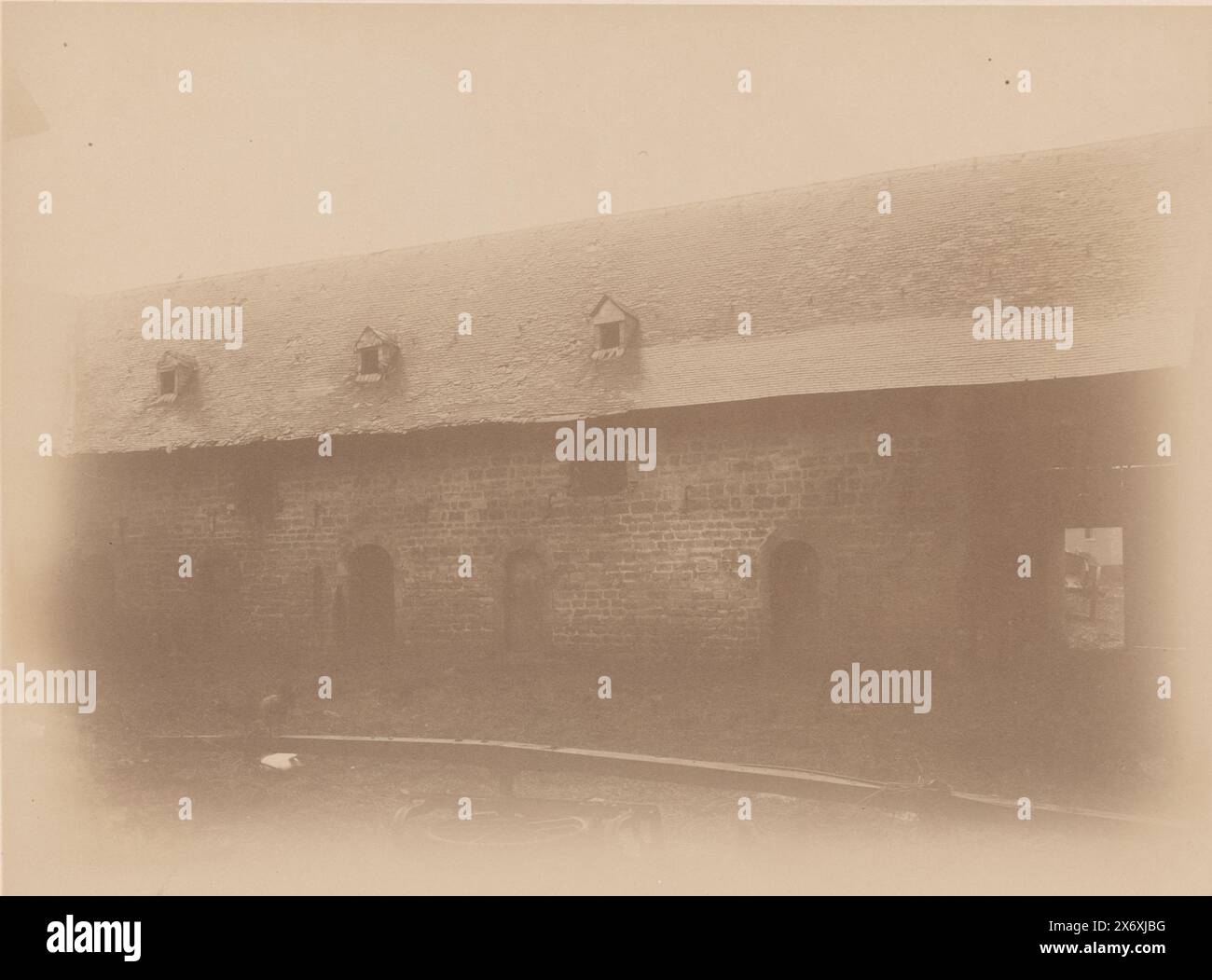 Teil des Bauernhofes Leyenhof in Wahlwiller, Foto, anoniem (Monumentenzorg), (zugeschrieben), Wahlwiller, 1890, fotografischer Träger, Albumendruck, Höhe, 171 mm x Breite, 231 mm Stockfoto