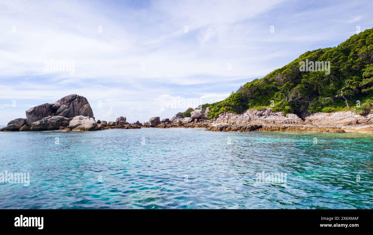 Das felsige Ufer der Similan Inseln in Thailand - die berühmtesten Inseln mit Blick auf das Paradies und Schnorchel- und Tauchplätzen Stockfoto