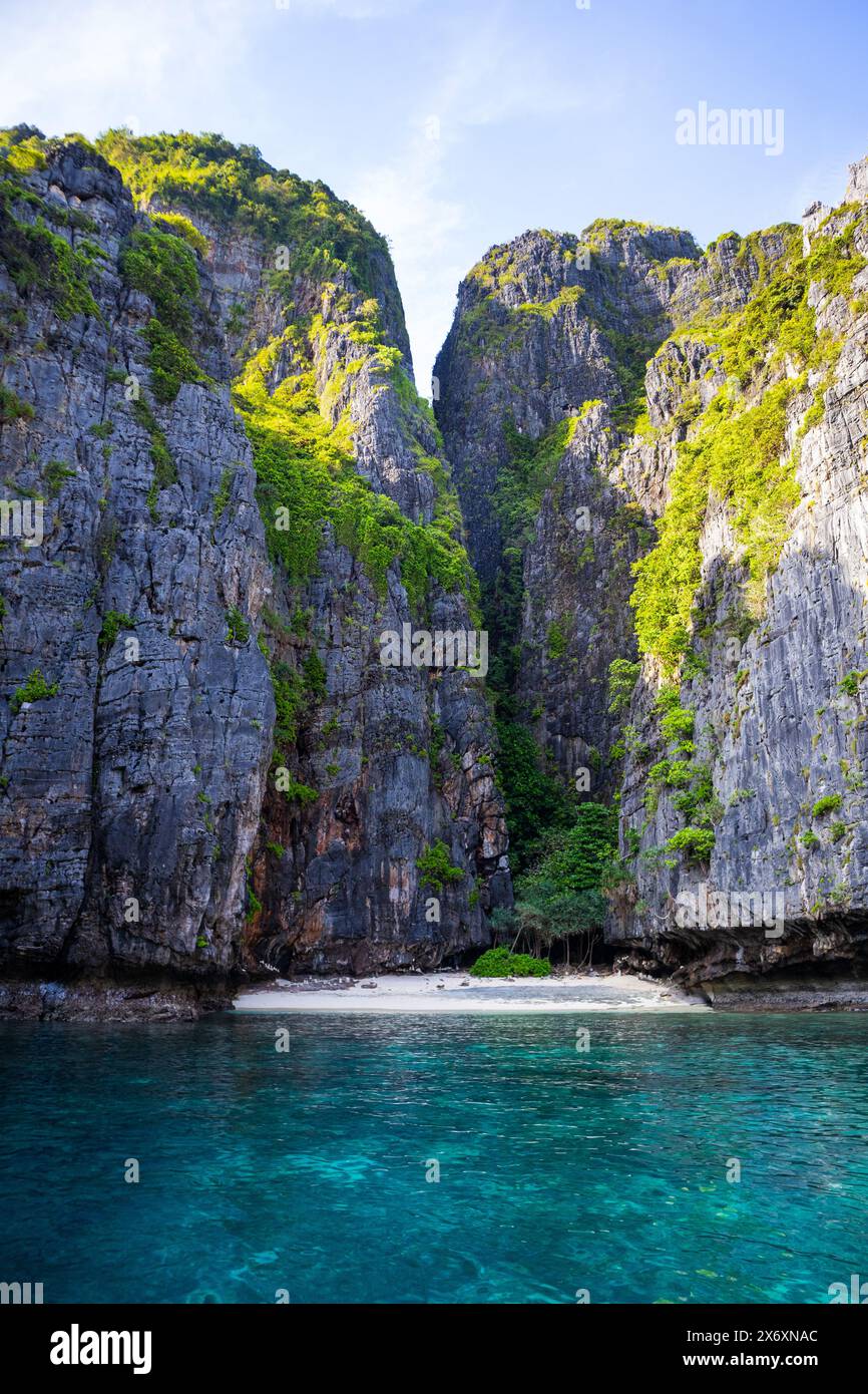 Wunderschöne Landschaft der Phi Phi Inseln in Thailand - die berühmtesten Inseln mit Blick auf das Paradies und grünen Felsen Stockfoto