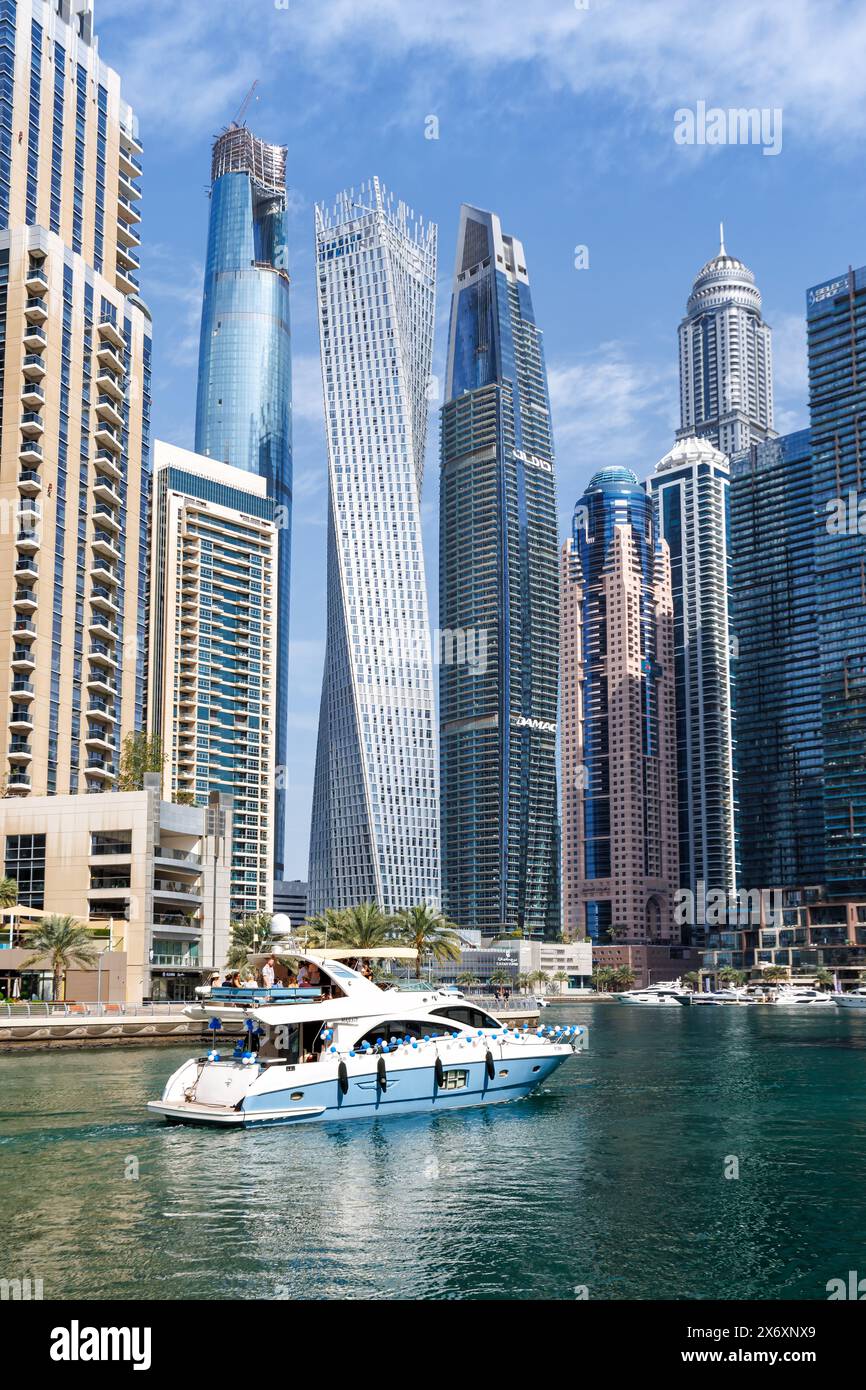 Dubai, Vereinigte Arabische Emirate - 17. Februar 2024: Dubai Marina Skyline Wolkenkratzer Waterfront Buildings Portrait In Dubai, Vereinigte Arabische Emirate. Stockfoto