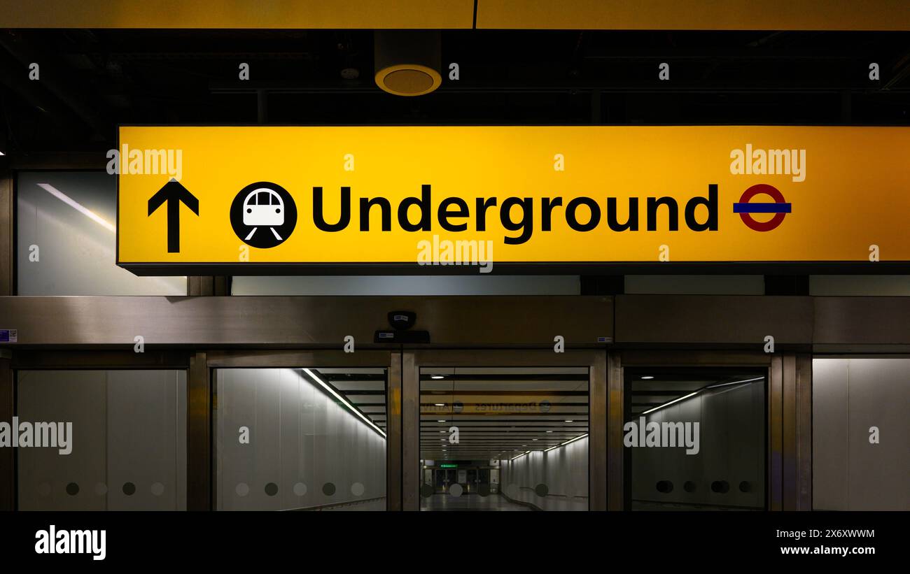 London, Großbritannien - 22. März 2024; beleuchtetes Hinweisschild für die Londoner U-Bahn-Verkehrsanlage Stockfoto