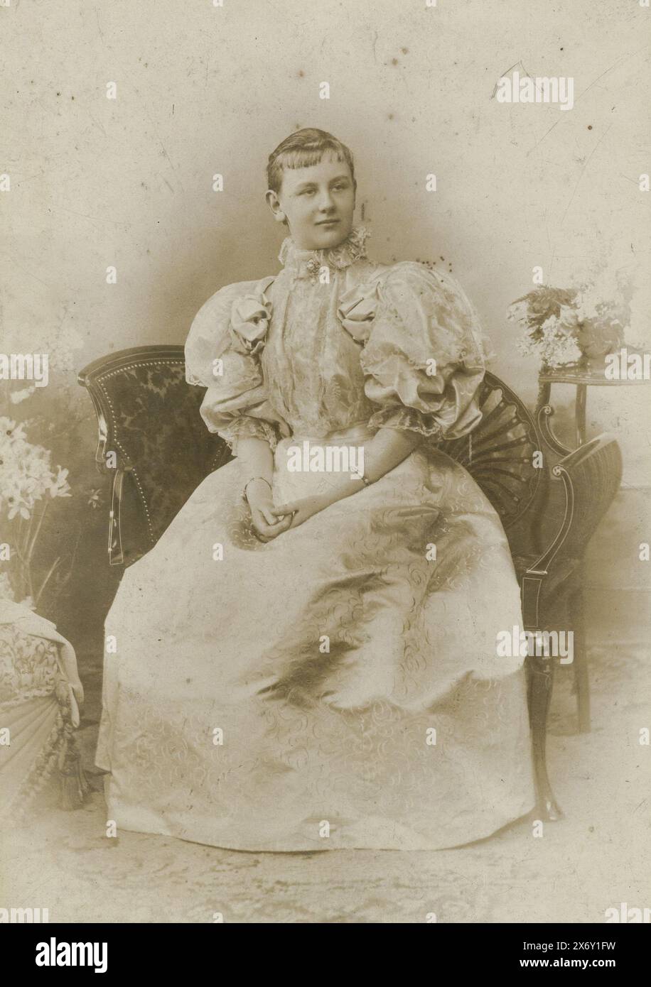 Wilhelmina, Königin Wilhelmina in jungen Jahren, sitzt auf einem Sofa. Foto auf Pappe., Foto, Kameke, (auf Objekt erwähnt), den Haag, 1896, Papier, Höhe, 16,6 cm x Breite, 10,9 cm Stockfoto
