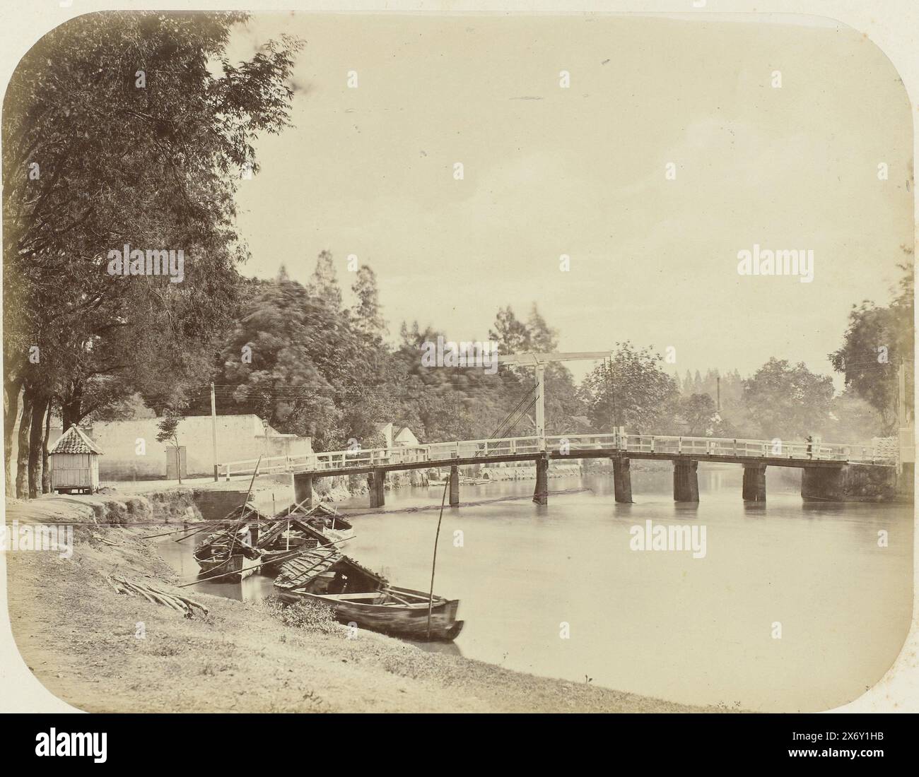 Die Kali Mas, die Kali Mas in Surabaya mit einer zentralen Zugbrücke. Auf der linken Seite befinden sich Pirogen im Wasser. Teil des Fotoalbums, das von der Soerabayasche Association of Suikerfabrikanten an Frederik Beyerinck, Einwohner von Soerabaya, präsentiert wurde., Foto, Herman Salzwedel, Soerabayasche Vereeniging van Suikerfabrikanten, Surabaya, 1876 - 1884, fotografische Unterstützung, Albumendruck, Höhe, 21,5 cm x Breite, 27,8 cm Stockfoto