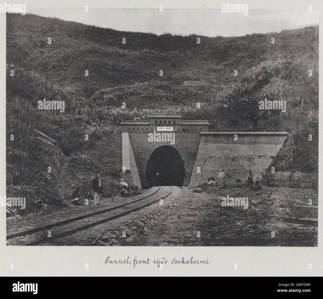 Tunnel, vor Soekaboemi (Titel auf Objekt), Staatsbahnen auf Java (Serientitel), Eingang zum Eisenbahntunnel bei Soekaboemi. Teil einer Gruppe von 62 Fotos in einer Box mit der Aufschrift 'State Railways on Java' von 1888., Foto, anonym, Java, 1880 - 1888, fotografischer Träger, Höhe ca. 180 mm x Breite ca. 240 mm, Höhe ca. 300 mm x Breite ca. 402 mm Stockfoto
