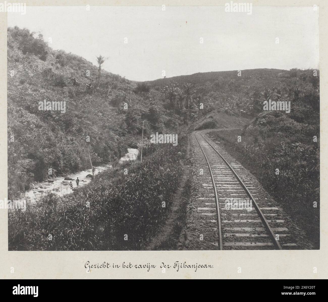 Blick in die Schlucht des Tjihanjoean (Titel auf Objekt), staatliche Eisenbahnen auf Java (Titel der Serie), Blick auf die Eisenbahn entlang des Flusses und die Schlucht des Tjihanjoean. Teil einer Gruppe von 62 Fotos in einer Box mit der Aufschrift 'State Railways on Java' von 1888., Foto, anonym, Java, 1880 - 1888, fotografischer Träger, Höhe ca. 180 mm x Breite ca. 240 mm, Höhe ca. 300 mm x Breite ca. 402 mm Stockfoto