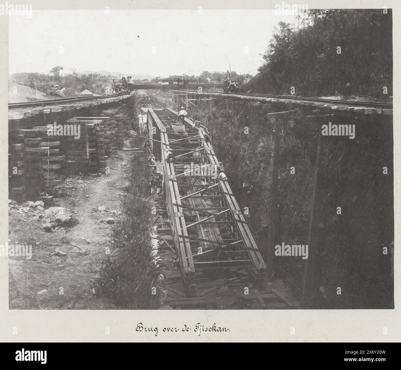Brücke über den Tjisokan (Titel auf Objekt), Staatsbahnen auf Java (Serientitel), Bau der Eisenbahnbrücke über den Tjisokan. Teil einer Gruppe von 62 Fotos in einer Box mit der Aufschrift 'State Railways on Java' von 1888., Foto, anonym, Java, 1880 - 1888, fotografischer Träger, Höhe ca. 180 mm x Breite ca. 240 mm, Höhe ca. 300 mm x Breite ca. 402 mm Stockfoto