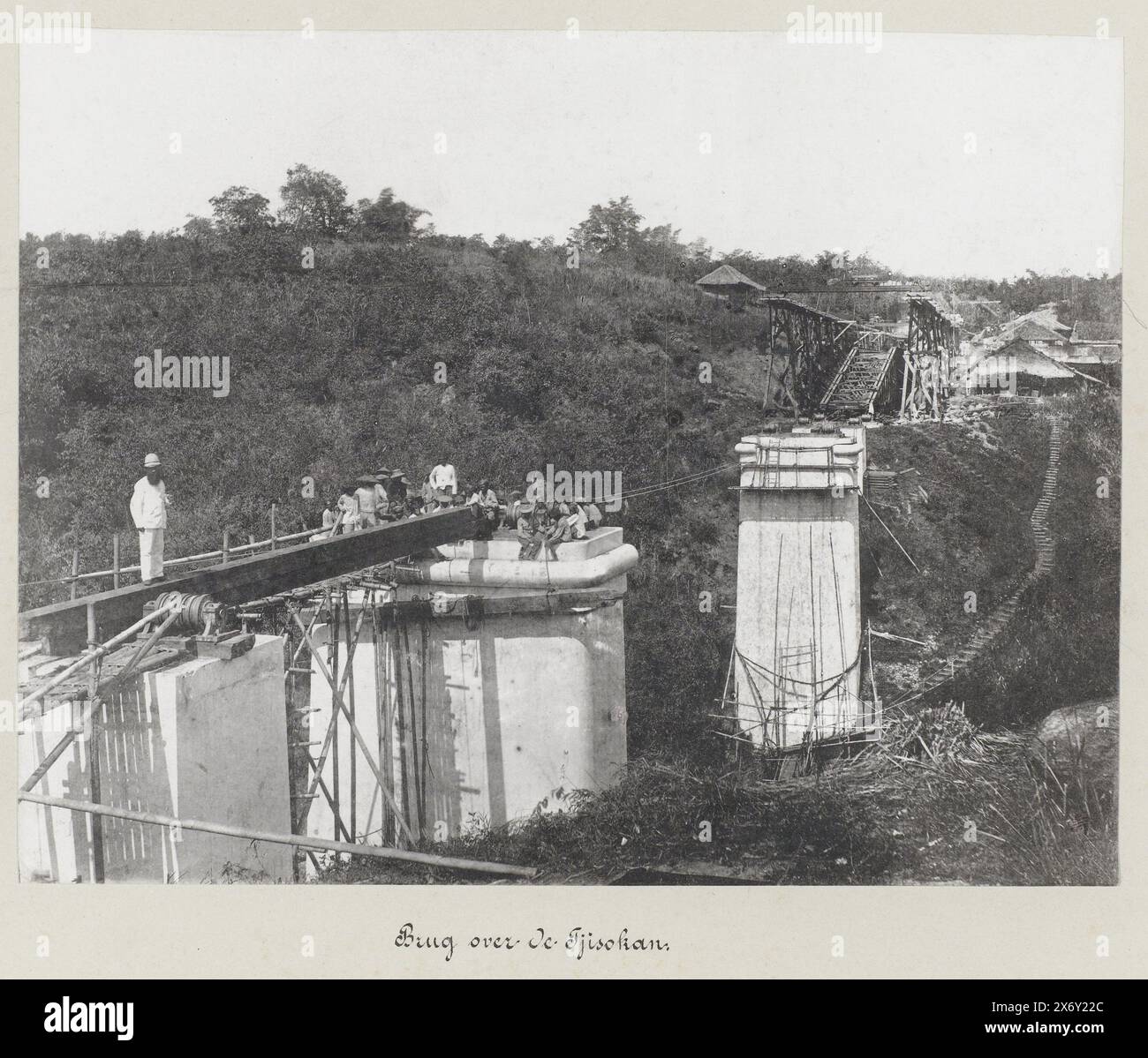 Brücke über den Tjisokan (Titel auf Objekt), State Railways on Java (Titel der Serie), Blick auf den Bau einer Eisenbahnbrücke über den Tjisokan. Teil einer Gruppe von 62 Fotos in einer Box mit der Aufschrift 'State Railways on Java' von 1888., Foto, anonym, Java, 1880 - 1888, fotografischer Träger, Höhe ca. 180 mm x Breite ca. 240 mm, Höhe ca. 300 mm x Breite ca. 402 mm Stockfoto