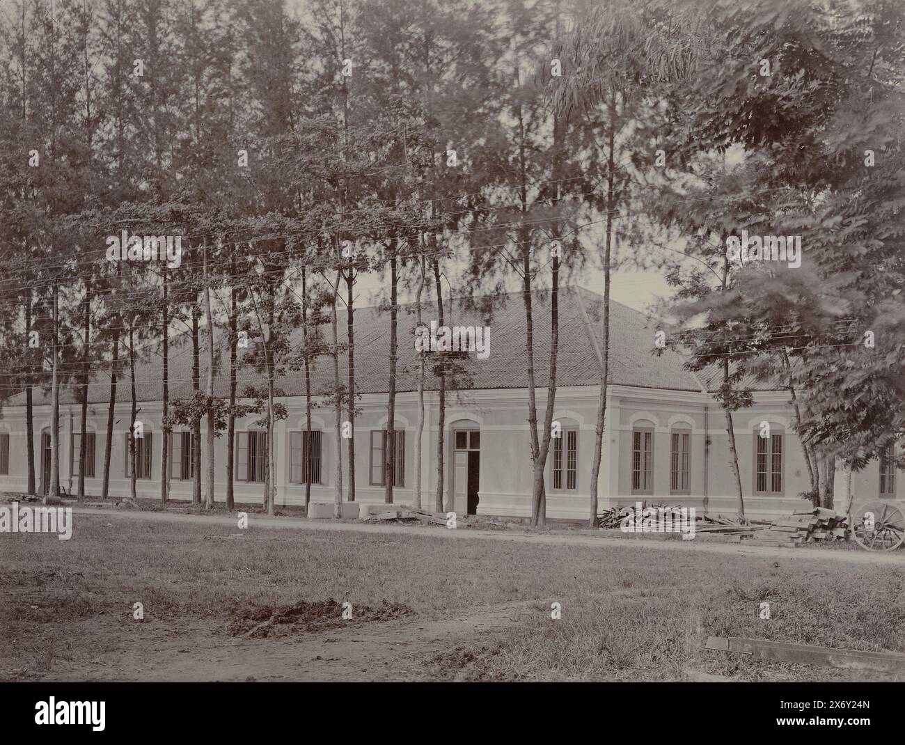 Druckerei des Deli Courant in Medan, Blick auf das neue Gebäude der Druckerei des Deli Courant in Medan. Teil einer Gruppe von 8 Fotos vom September 1898 innerhalb der Gruppe von 49 losen Schwarzweißfotos unterschiedlicher Größe über das Verlags- und Druckwerk der Zeitung Deli Courant in Medan im Zeitraum 1885-1947., Foto, anonym, Medan, September 1898, fotografischer Träger, Höhe, 150 mm x Breite, 200 mm Stockfoto