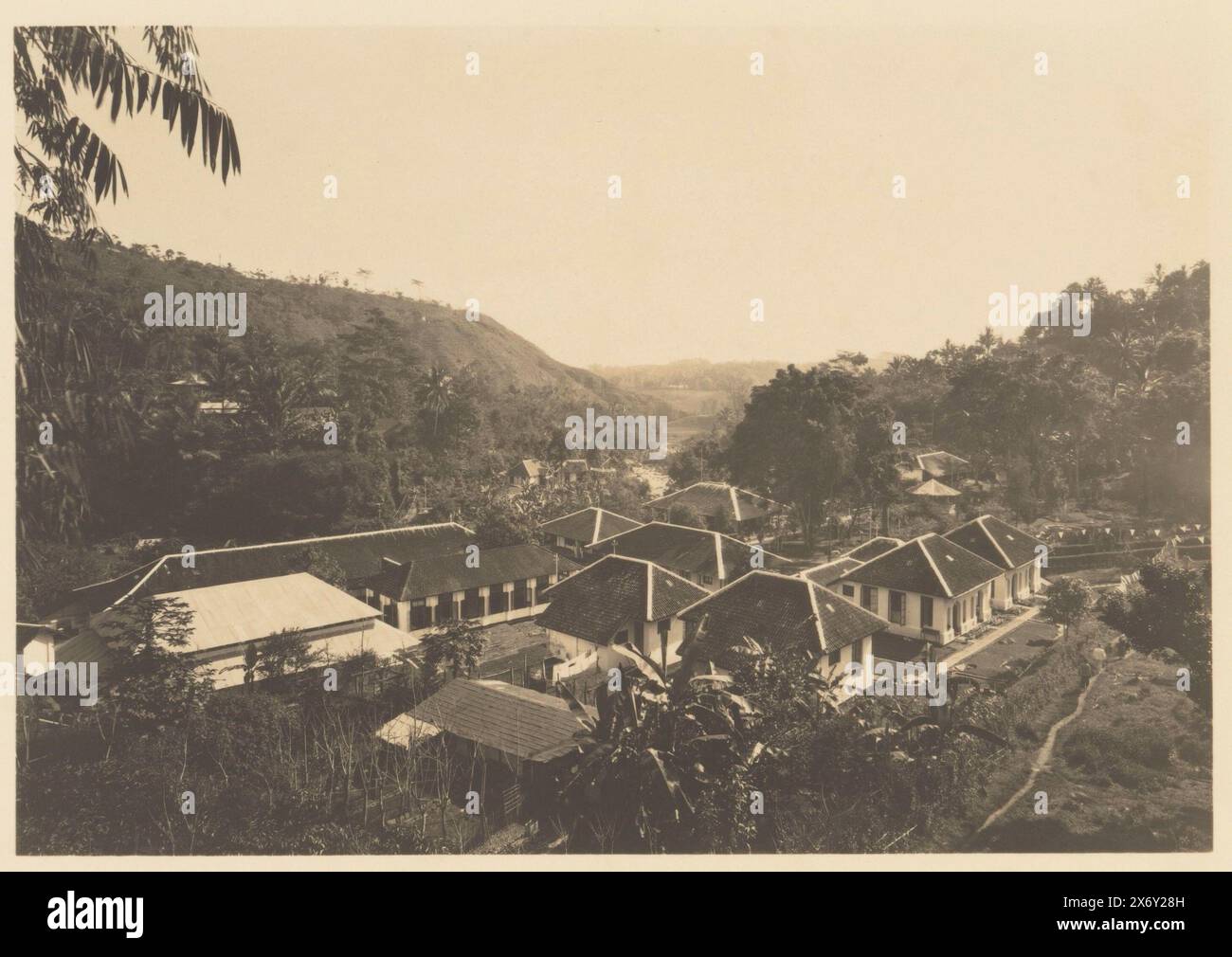 Leprozerie Pelantoengan, Blick von den Hügeln der Gebäude der Semarang Lepra in Pelantoengan im Mai 1931. Einzelfoto in der Mappe mit Erinnerungsfotos des Besuchs, vorgelegt an Gouverneur A.H. Neijs., Foto, Otto Hisgen, Pelatoengan, Mai 1931, fotografischer Träger, Höhe, 117 mm x Breite, 169 mm Stockfoto