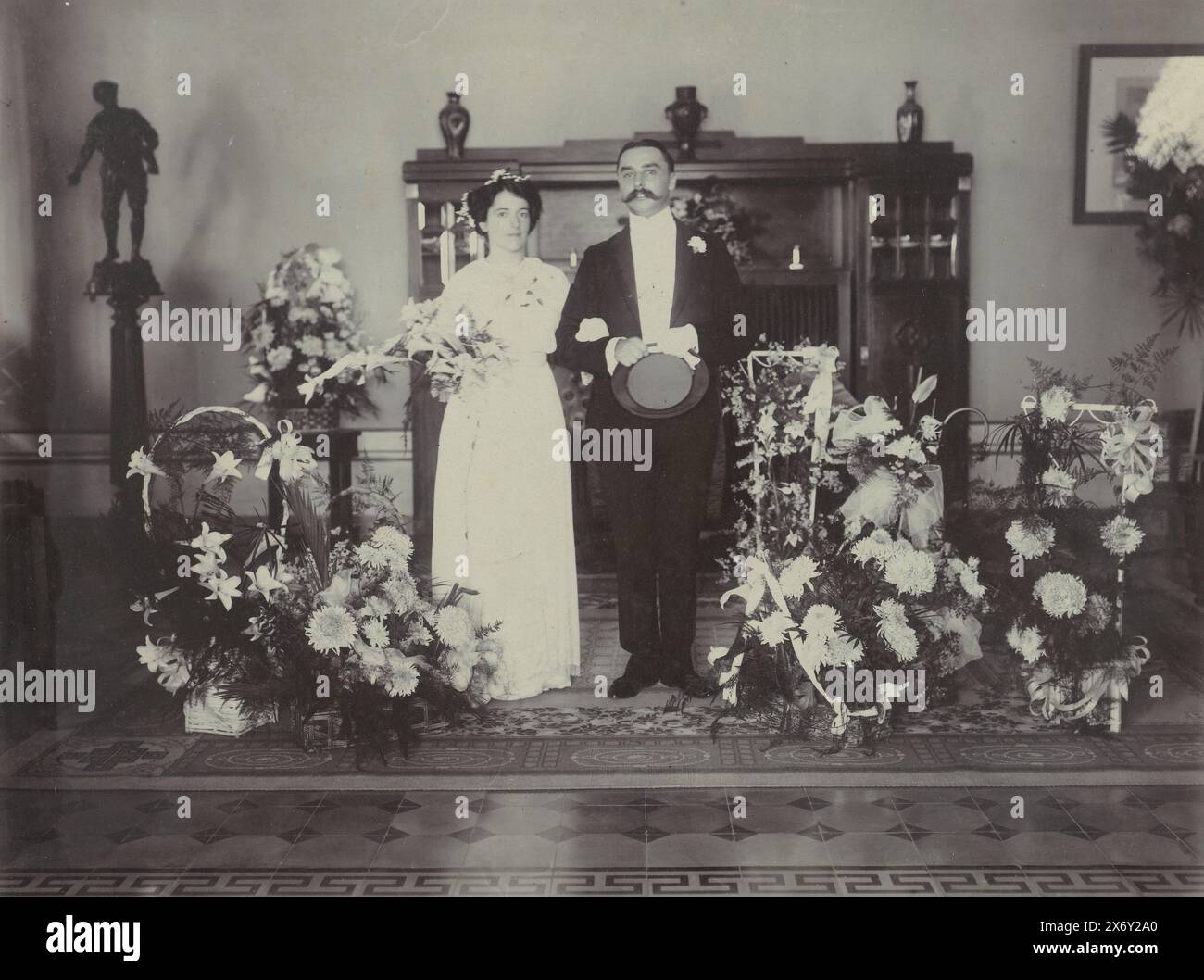 Das Letterie-Paar in ihrem Haus, das Letterie-Paar in ihrem Haus. Das Foto wurde nach ihrer Hochzeit im Jahr 1913 aufgenommen. Foto, Anonym, Mojosari, 1913. fotografischer Träger, Höhe, 16,5 cm x Breite, 22 cm Stockfoto