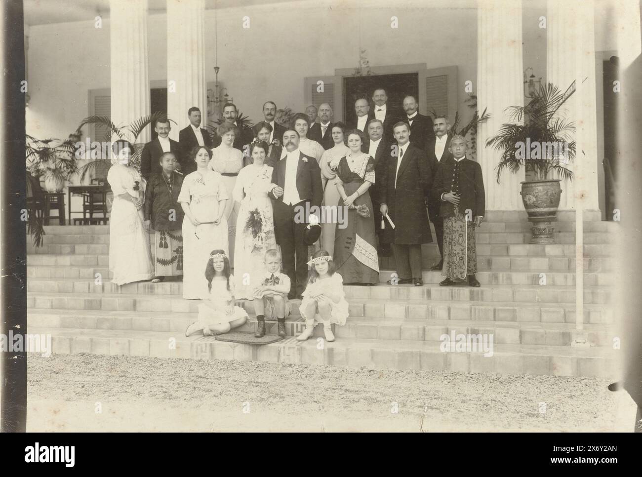 Hochzeitsfoto des Ehepaares Letterie, Hochzeitsfoto des Ehepaares Letterie mit Gästen auf der Treppe, wahrscheinlich irgendwo in Surabaia., Foto, anonym, Surabaya, (möglicherweise), 10. September 1913, fotografischer Träger, Höhe, 17 cm x Breite, 25 cm Stockfoto