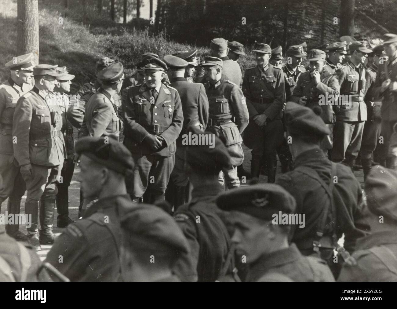 Deutsche Kriegsgefangene, deutsche Kriegsgefangene, die von Engländern bewacht werden? Soldaten. Im Vordergrund verbündete Soldaten, dahinter, redend und rauchend, deutsche Kriegsgefangene der Wehrmacht, einschließlich der Luftwaffe., Foto, anonym, Niederlande, Mai 1945, fotografischer Träger, Höhe, 13 cm x Breite, 17,5 cm Stockfoto