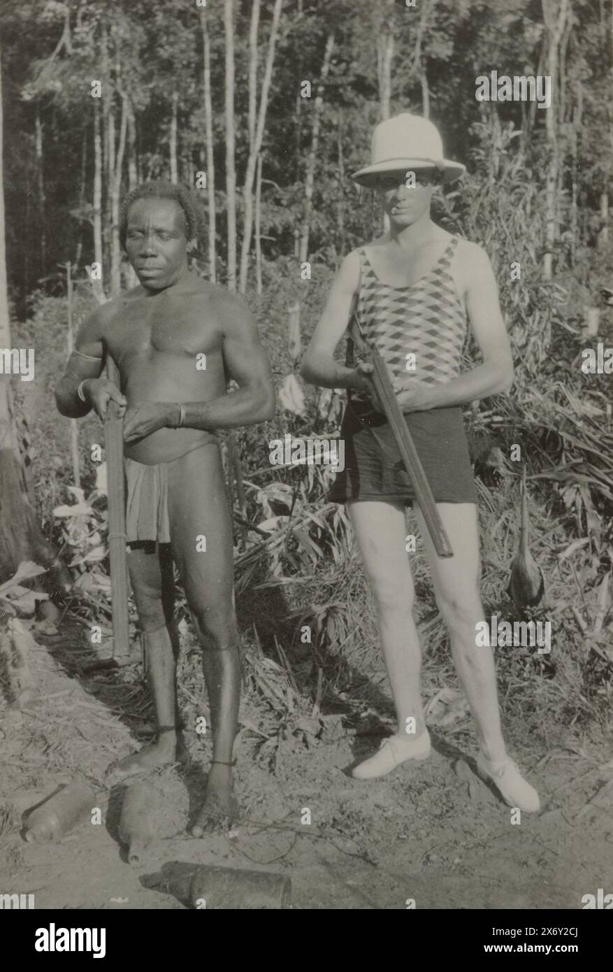 Holländer und Suriname bereiten sich auf die Jagd vor, Foto, anonym, Suriname, 1929 - 1930, fotografischer Träger, Höhe, 8,2 cm x Breite, 5,7 cm Stockfoto