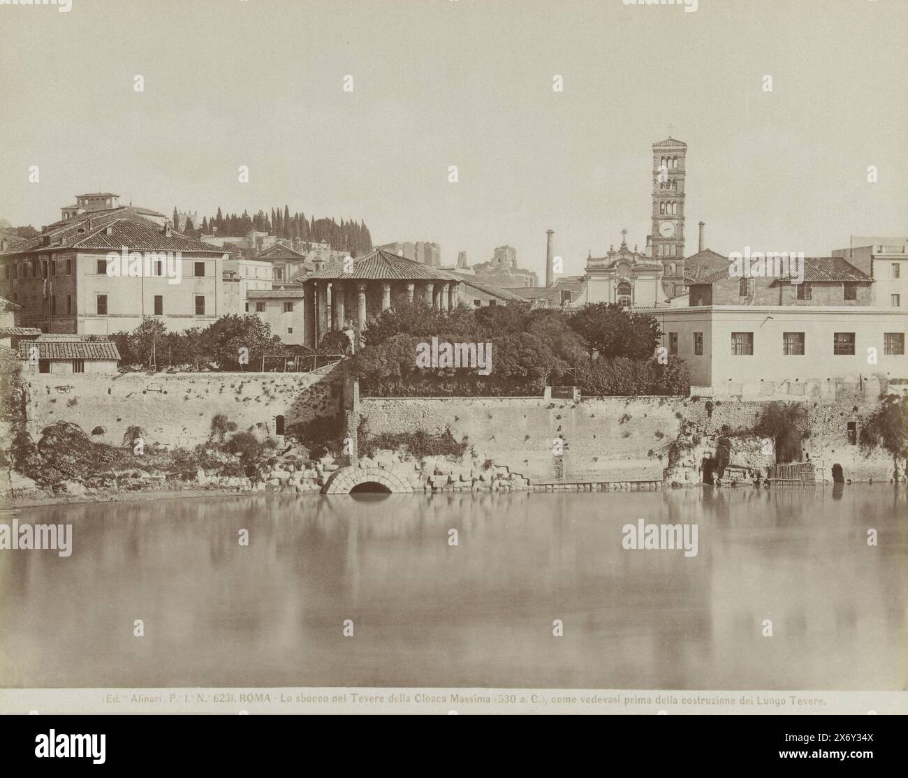 Blick auf die Cloaca Maxima im Tiber in Rom mit dem Tempel des Herkules Invictus und der Santa Maria in Cosmedin, S.1.a n.o 6231. ROMA - Lo sbocco nel Tevere della Cloaca Massima (530 n. Chr.), kommen vedevasi prima della costruzione dei Lungo Tevere. (Titel zum Objekt), Mund des Tibers mit Cosma und Damiano (?) Im Hintergrund., Foto, Fratelli Alinari, (auf dem Objekt erwähnt), Herausgeber: Fratelli Alinari, (erwähnt auf dem Objekt), Florenz, ca. 1880 - ca. 1895, Papier, Albumendruck, Höhe, 198 mm x Breite, 248 mm, Höhe, 241 mm x Breite, 328 mm Stockfoto