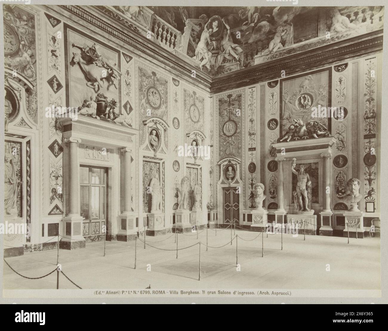 Innenraum der Villa Borghese, S.1.a n.o 6799. ROMA - Villa Borghese. IL gran Salone d'ingresso. (Arch. Asprucci.) (Titel zum Gegenstand), Foto, Fratelli Alinari, (erwähnt zum Gegenstand), Herausgeber: Fratelli Alinari, (erwähnt auf dem Objekt), Florenz, ca. 1880 - ca. 1895, Papier, Albumendruck, Höhe, 193 mm x Breite, 250 mm, Höhe, 241 mm x Breite, 328 mm Stockfoto