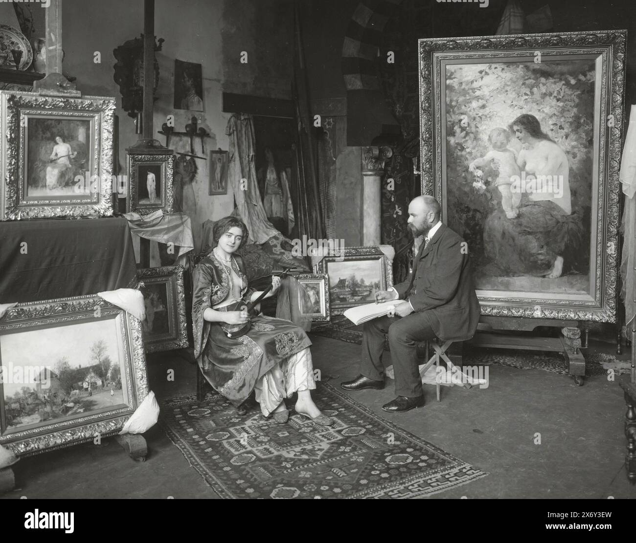 Maler Hobbe Smith mit einem Modell in seinem Atelier im Sarphatipark 42, Amsterdam, Foto, Sigmund Löw, (zugeschrieben), Herausgeber: Atelier Herz, Amsterdam, 28. April 1903, RC Paper, Gelatinedruck, Höhe, 240 mm x Breite, 300 mm Stockfoto