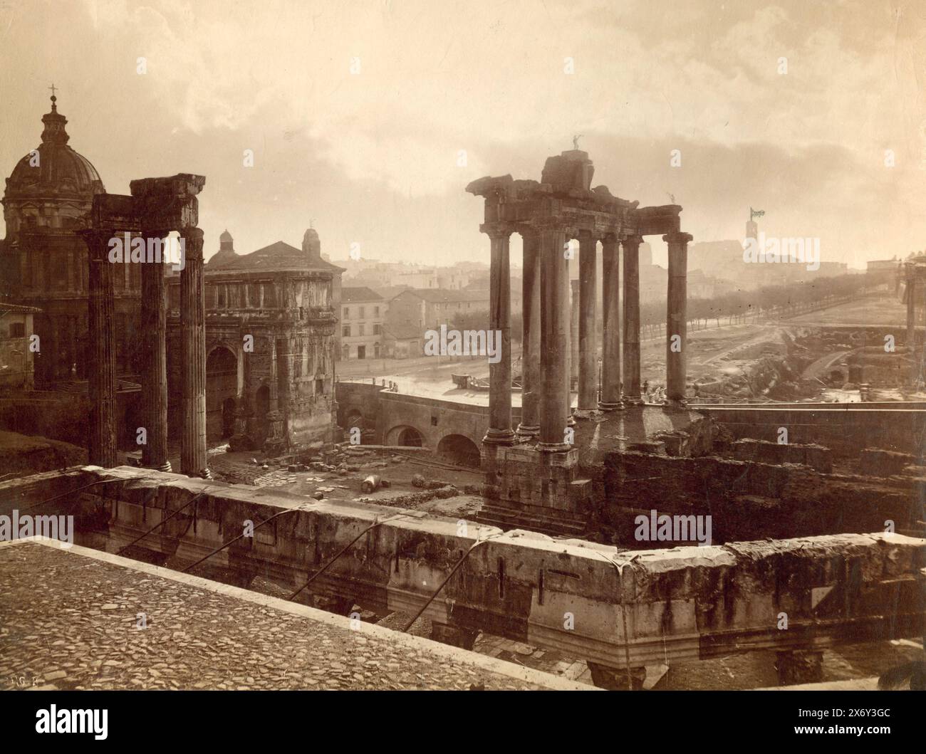 Blick auf das Forum Romanum mit dem Tempel des Saturn in Rom, Italien, Foto, Altobelli & Molins, (zugeschrieben), Rom, 1857 - 1865, Karton, Albumendruck, Höhe, 279 mm x Breite, 380 mm, Höhe, 315 mm x Breite, 477 mm Stockfoto