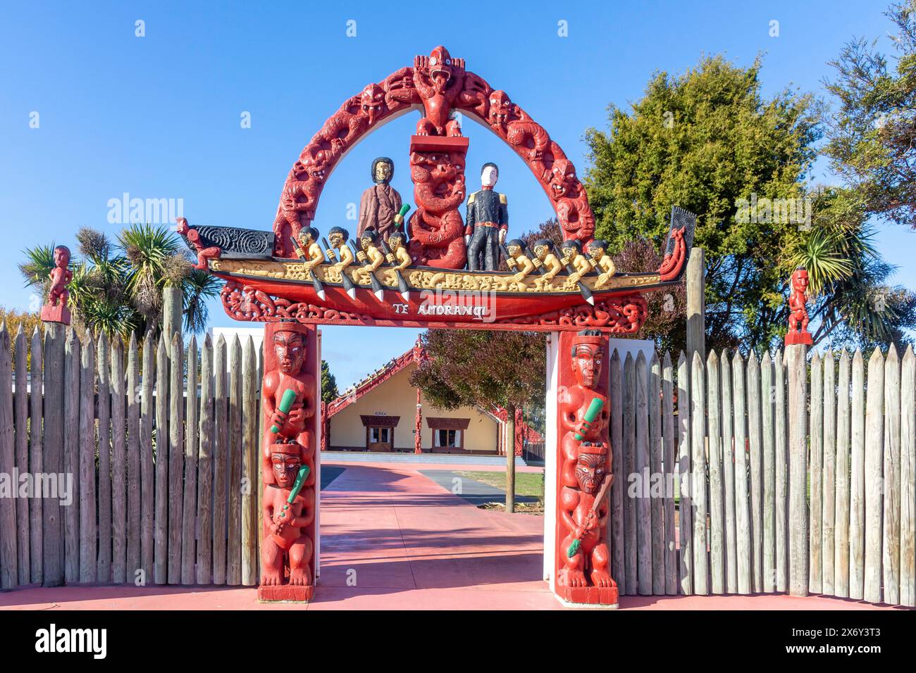 TE Amorangi Gateway Maori Carvings, Ngā Hau e Whā National Marae, Pages Road, Bromley, Christchurch (Ōtautahi), Canterbury, Neuseeland Stockfoto