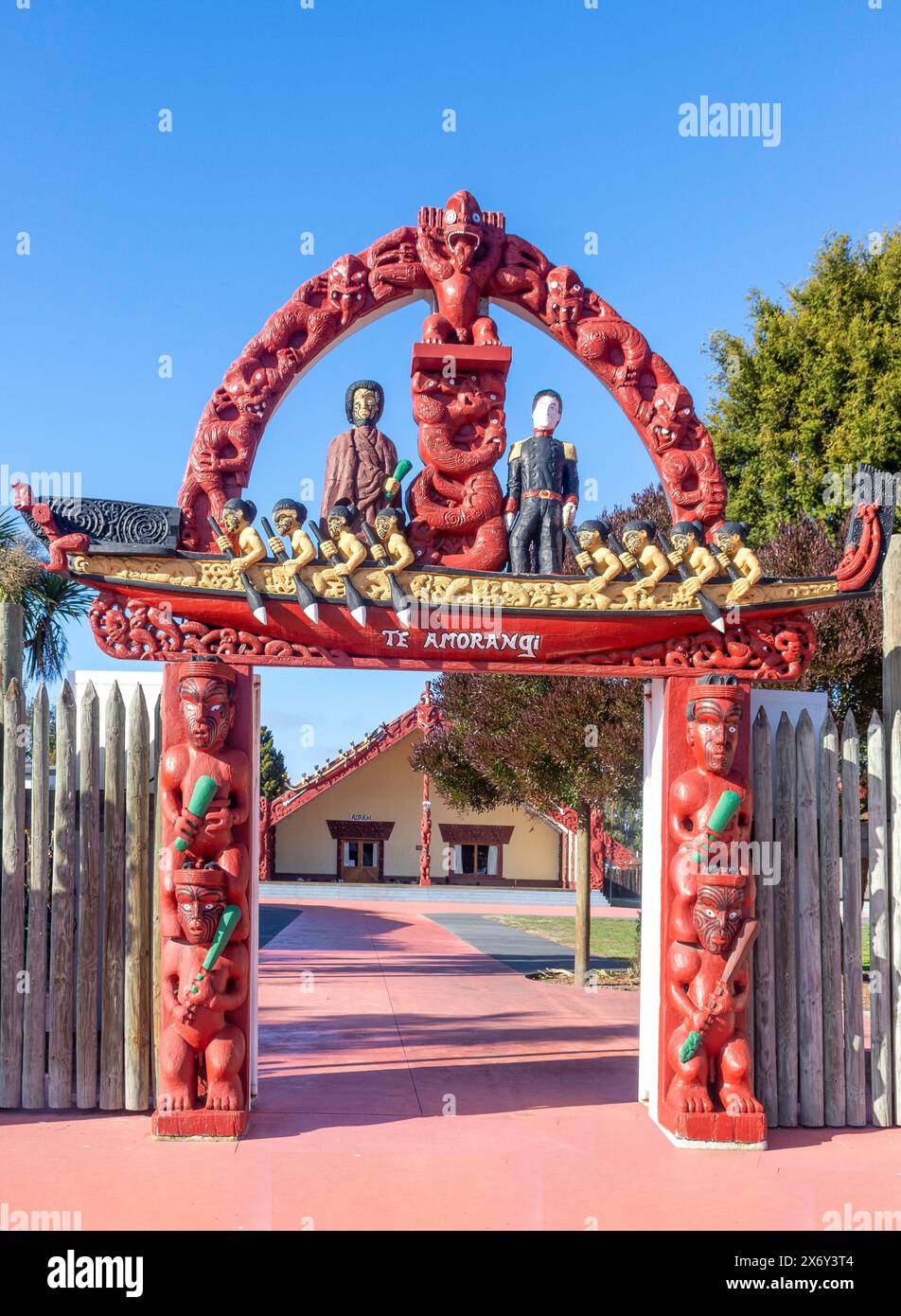 TE Amorangi Gateway Maori Carvings, Ngā Hau e Whā National Marae, Pages Road, Bromley, Christchurch (Ōtautahi), Canterbury, Neuseeland Stockfoto