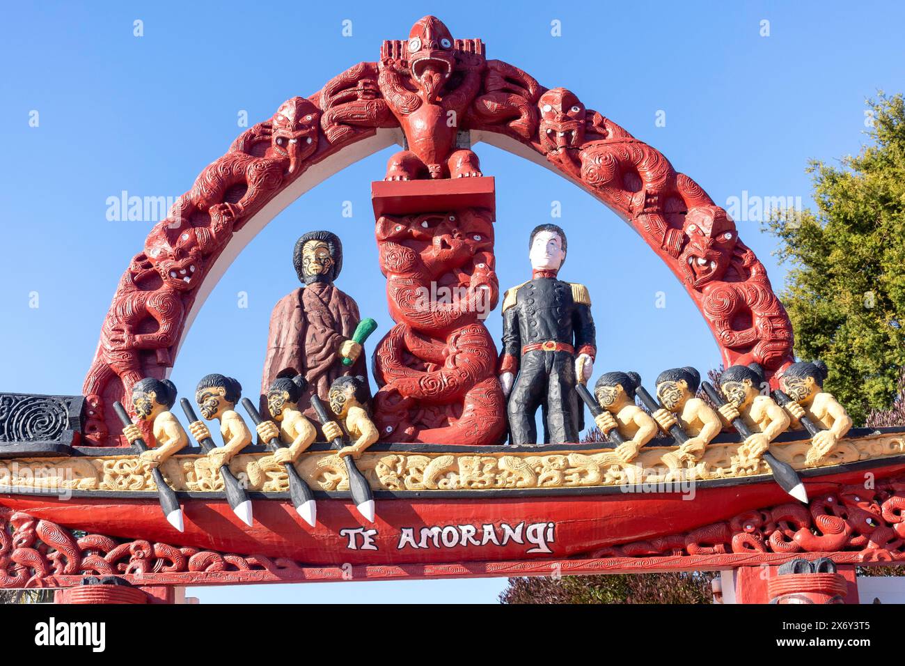 TE Amorangi Gateway Maori Carvings, Ngā Hau e Whā National Marae, Pages Road, Bromley, Christchurch (Ōtautahi), Canterbury, Neuseeland Stockfoto