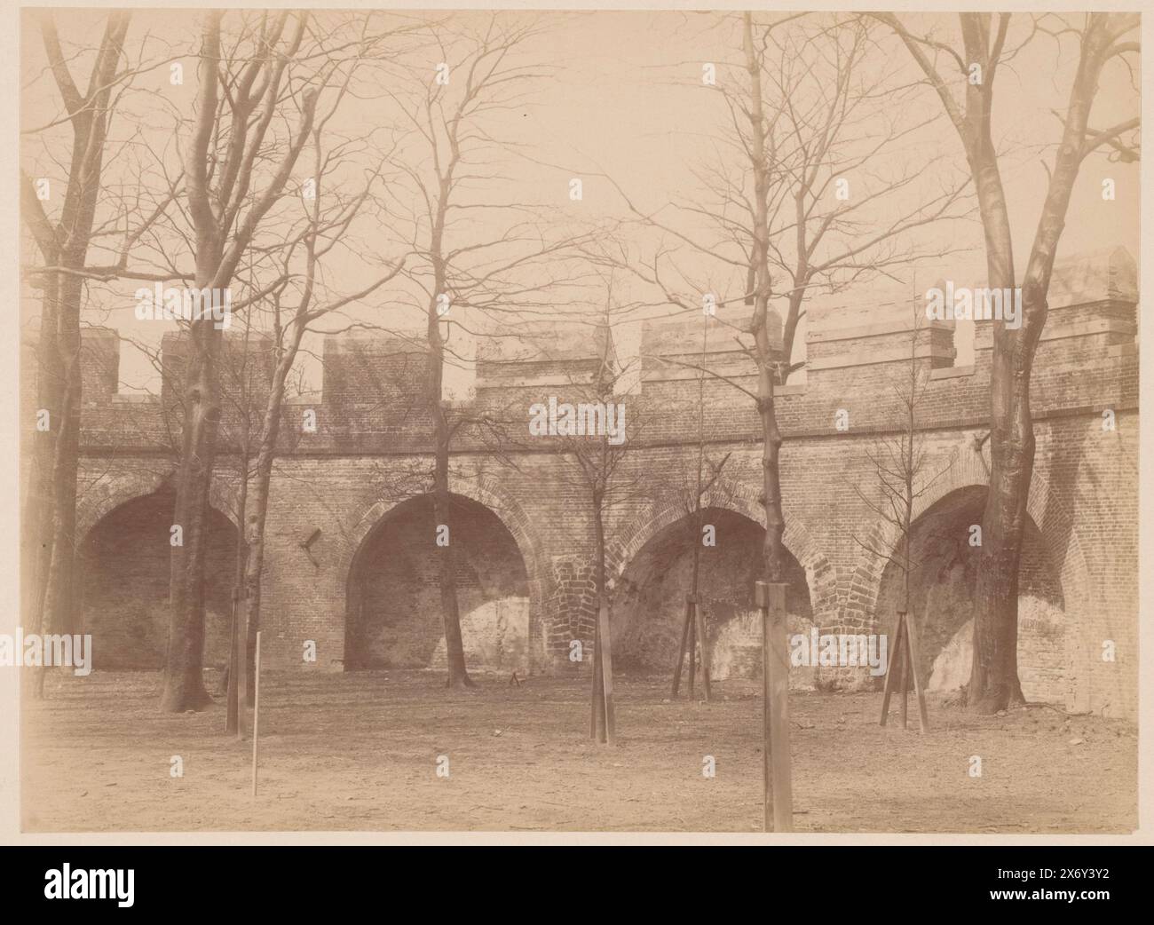 Innenhof des Schlosses von Leiden, Foto, anoniem (Monumentenzorg), (zugeschrieben), Burcht van Leiden, 1891, fotografischer Träger, Albumendruck, Höhe, 171 mm x Breite, 231 mm Stockfoto