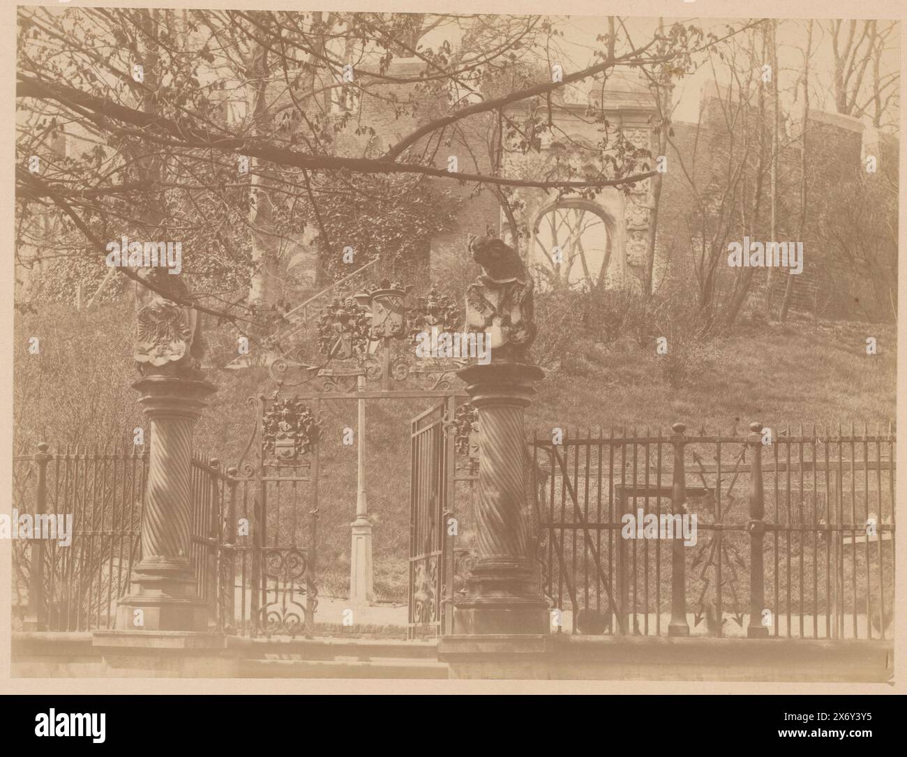 Eintritt zum Schloss Leiden, Foto, anoniem (Monumentenzorg), (zugeschrieben), Burcht van Leiden, 1891, fotografischer Träger, Albumendruck, Höhe, 174 mm x Breite, 228 mm Stockfoto