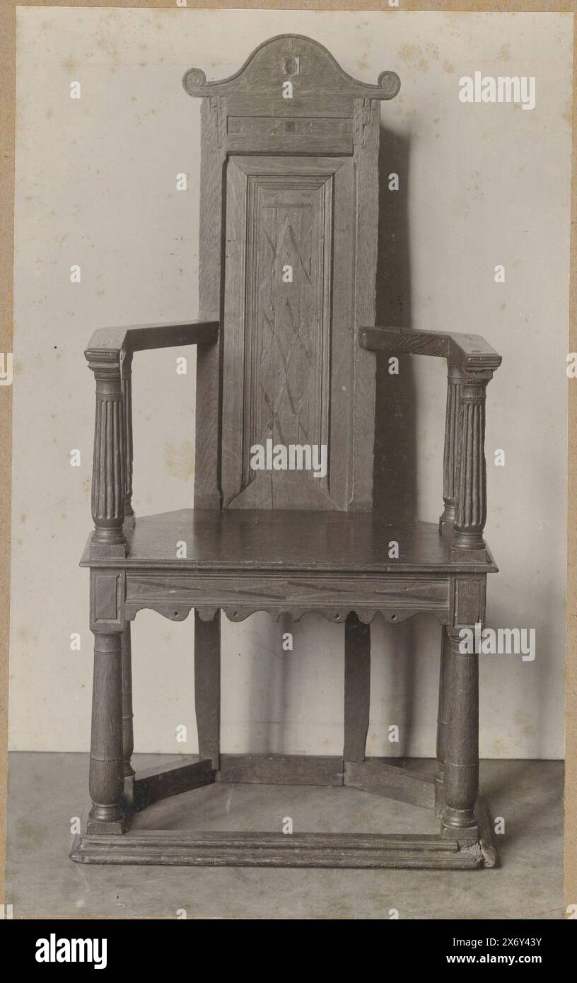 Sessel mit Kartusche auf dem Rücken, Foto, anonym, Amsterdam, ca. 1875 - ca. 1900, Karton, Gelatinedruck, Höhe, 218 mm x Breite, 134 mm Stockfoto