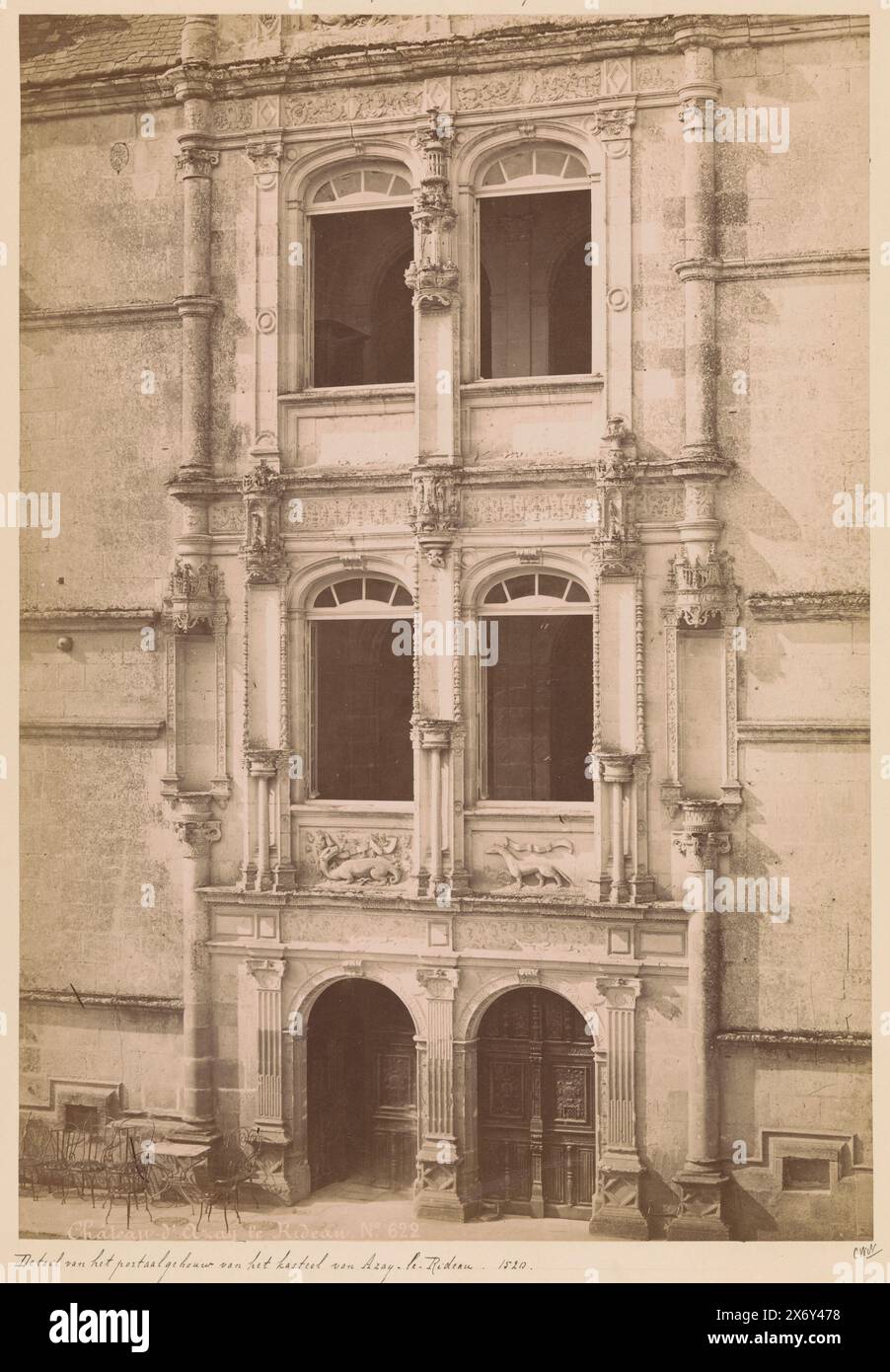 Außenseite des Treppenhauses der Burg von Azay-le-Rideau, Château d'Azay-le-Rideau (Titel auf dem Objekt), Foto, Séraphin-Médéric Mieusement, Azay-le-Rideau, um 1875 - um 1900, Karton, Albumendruck, Höhe, 352 mm x Breite, 245 mm Stockfoto