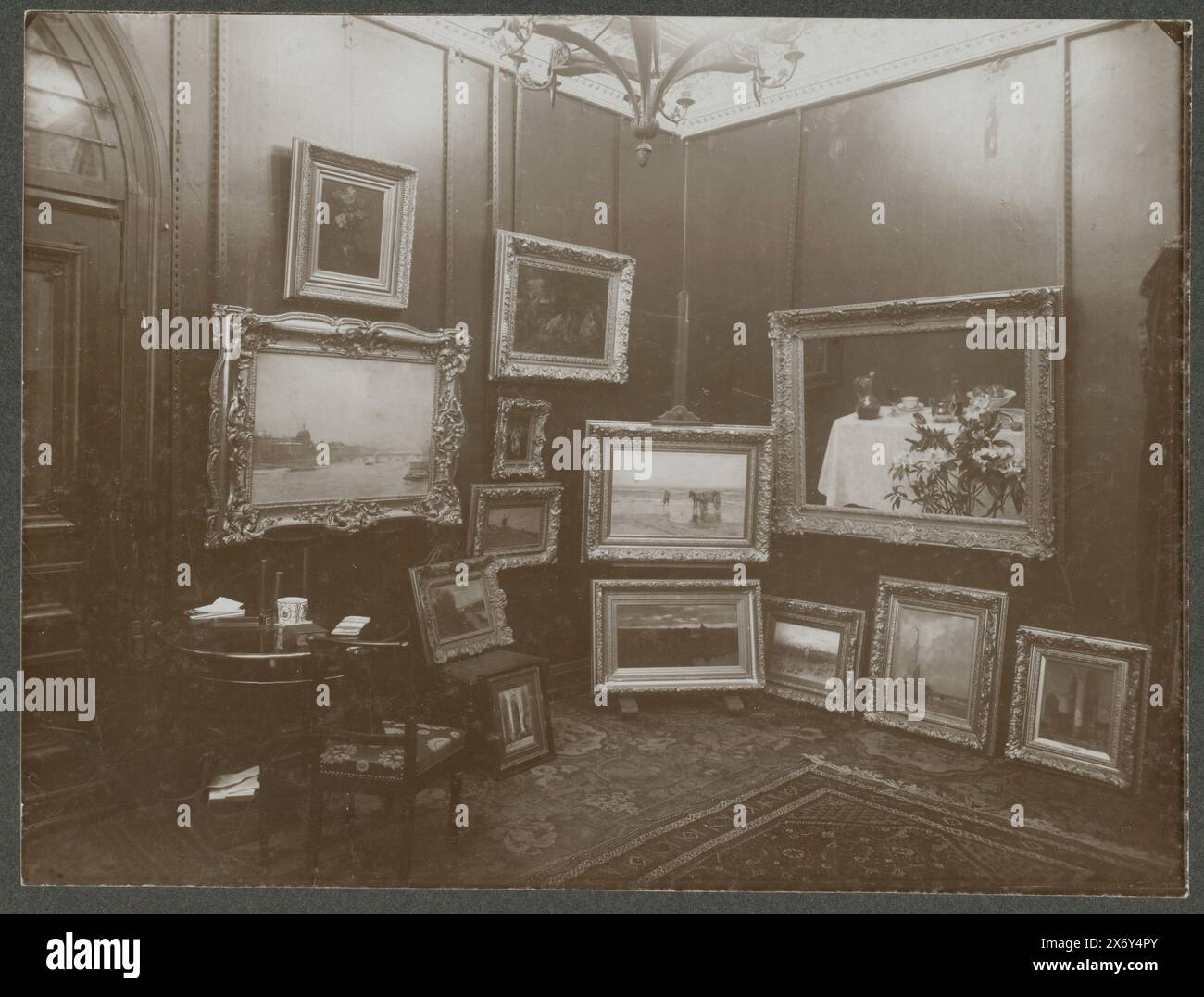 Innenraum mit Gemälden, evtl. Museum, Fotografie, W. Köhnen & Sohn, (auf Objekt erwähnt), Hamburg, 1890 - 1920, baryta Papier, Höhe, 180 mm x Breite, 240 mm, Höhe, 278 mm x Breite, 340 mm Stockfoto