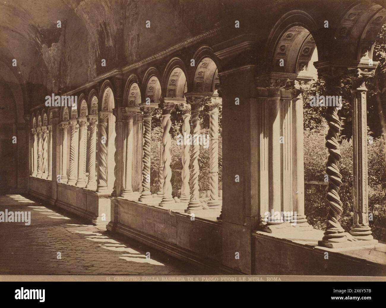 Kreuzgang in St. Paulus vor den Mauern in Rom, Chiostro della basilica di S. Paolo fuori le Mura (Titel auf Objekt), Roma (Titel auf Objekt), Fotografie, anonym, Rom, 1851 - 1900, Karton, Albumendruck, Höhe, 312 mm x Breite, 422 mm Stockfoto