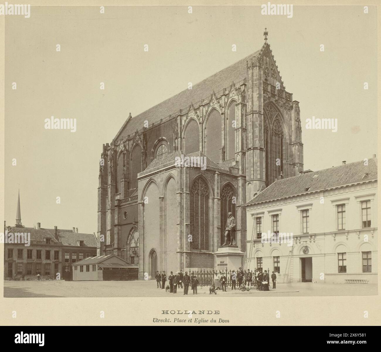 Gruppe von Personen in der Nähe der Statue des Grafen Jan van Nassau vor der Domkirche in Utrecht, Hollande (Titel der Serie), Foto, anonym, Niederlande, nach 15. Oktober 1883, Papier, Albumendruck, Höhe, 218 mm x Breite, 283 mm, Höhe, 339 mm x Breite, 435 mm Stockfoto