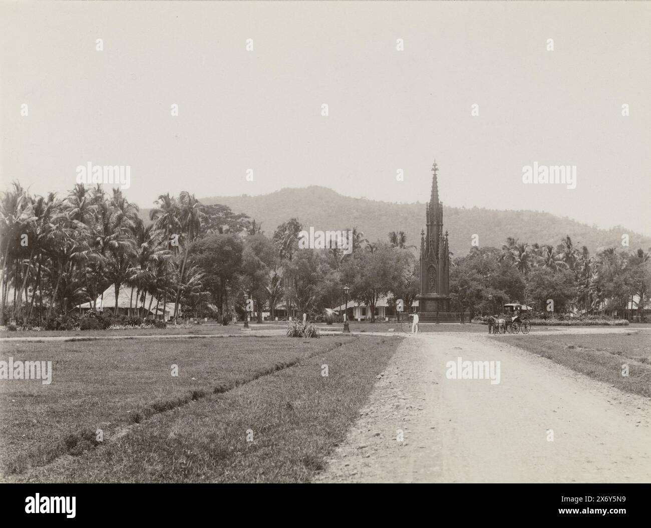 Denkmal auf einem Platz in Niederländisch-Ostindien mit einer Kutsche und einem Velocipede davor, Denkmal auf einem Platz in Indonesien mit einem Mann mit Fahrrad und einer Kutsche mit Pferden davor., Foto, Christiaan Benjamin Nieuwenhuis, (zugeschrieben), 1891 - 1912, Papier, Albumendruck, Höhe, 184 mm x Breite, 246 mm Stockfoto